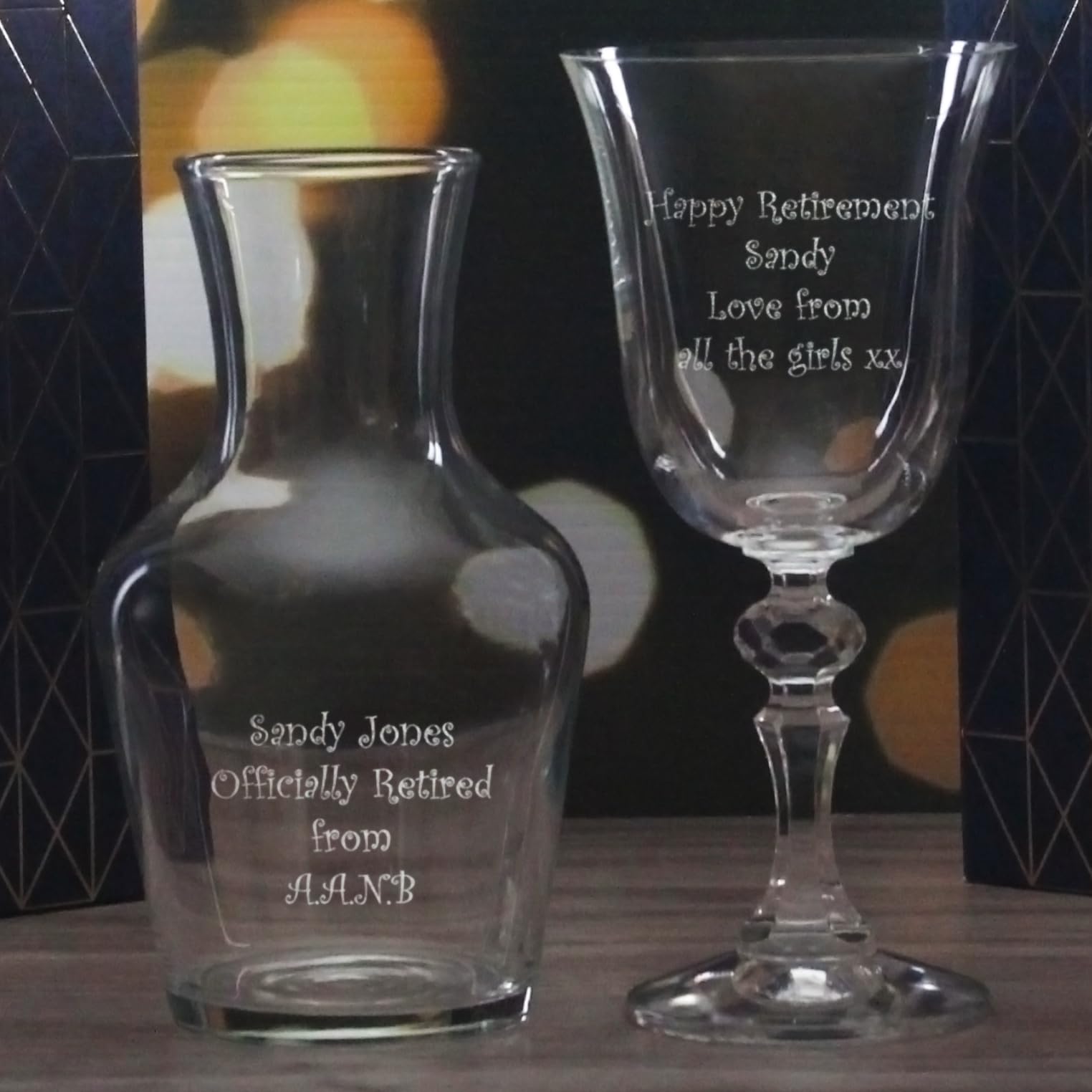 Juego de 2 copas de vino de jazmín de cristal grabado personalizado y juego de jarra Vin de 500 ml, personaliza con cualquier mensaje para cualquier ocasión, estiliza a partir de una variedad de