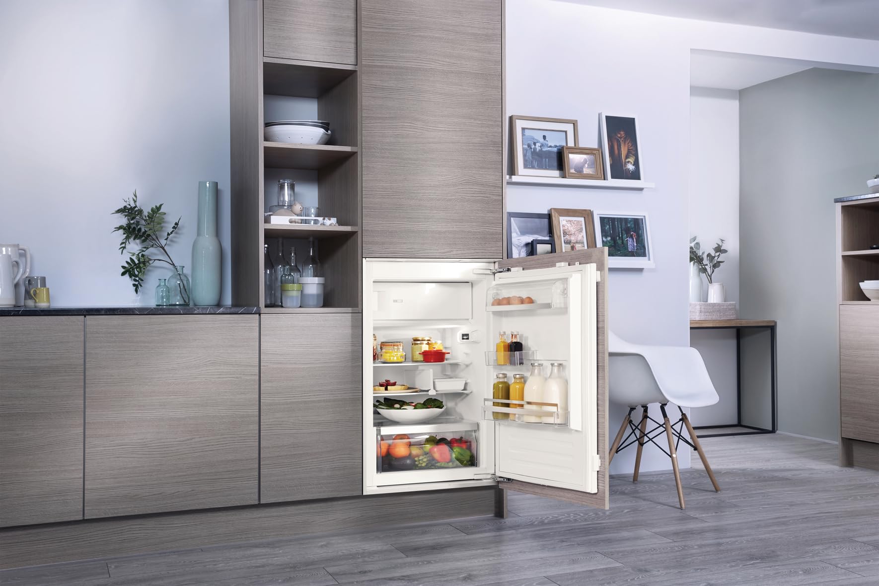 Bauknecht KSI 10GF3 Einbau-Kühlschrank mit Gefrierfach/Energieeffizienzklasse: D/Nische 102/ Elektronische Steuerung-LED Display/LED-Beleuchtung/Innenraumkonzept-Edelstahl-Elementen