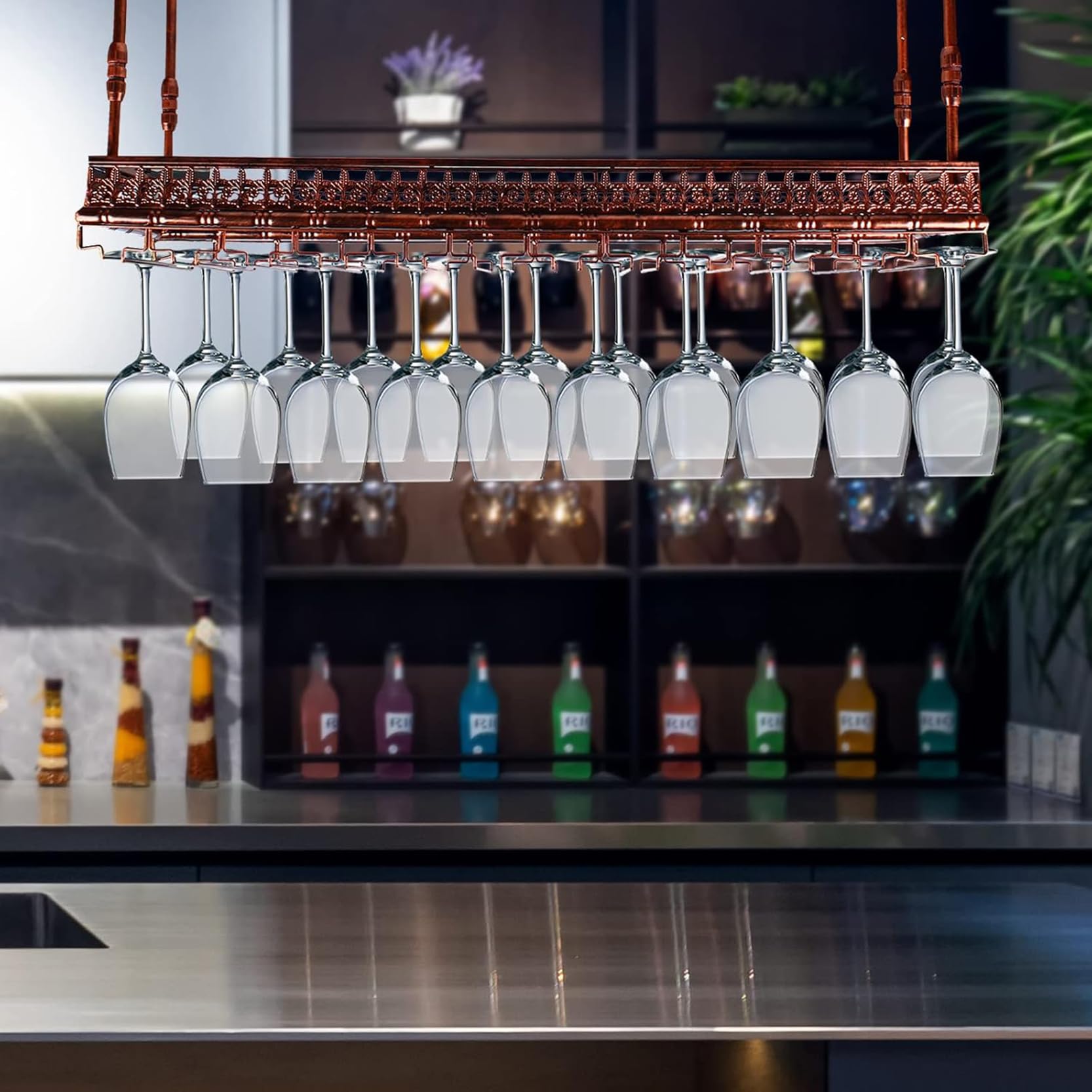 Étagère à vin suspendue pour libérer l'espace de votre cuisine