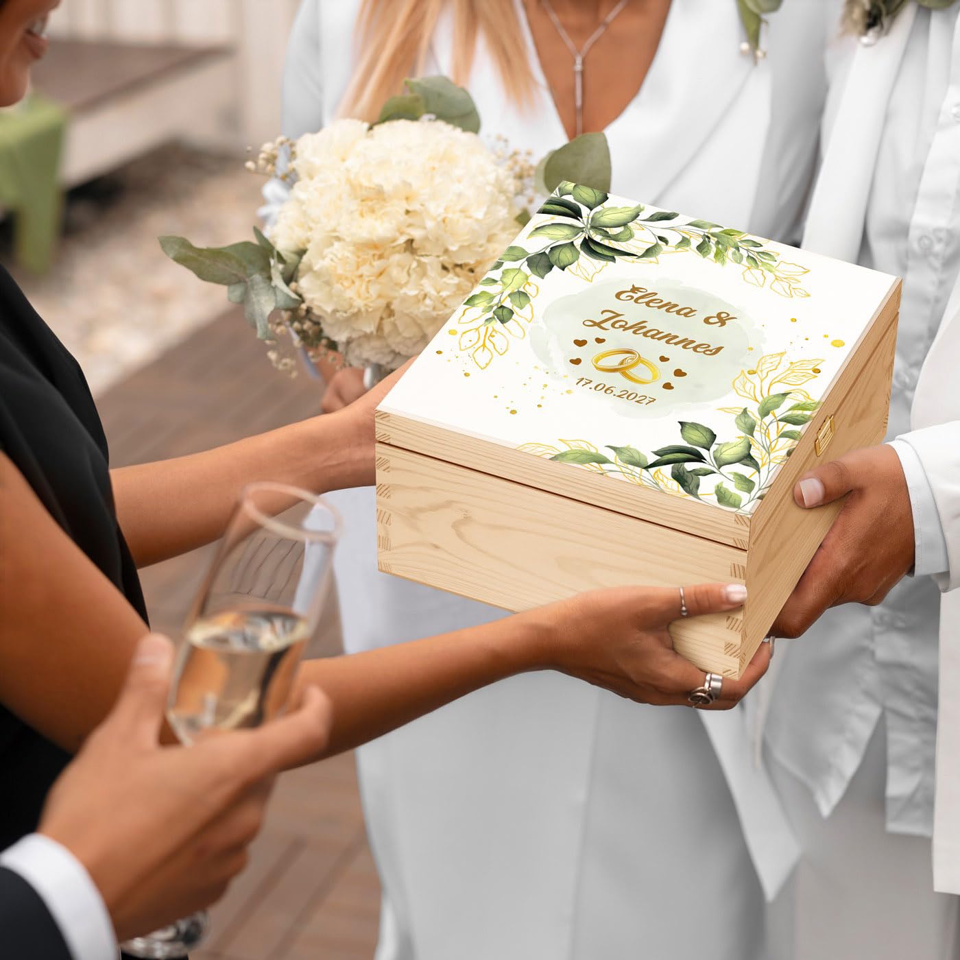 Maverton 2er Weingläser Set mit Gravur in Holzkiste - 490 ml Wein Gläser Set mit Namen und Datum - Hochzeitsgeschenk - personalisierte Geschenke für Paar zur Hochzeit zum Hochzeitstag