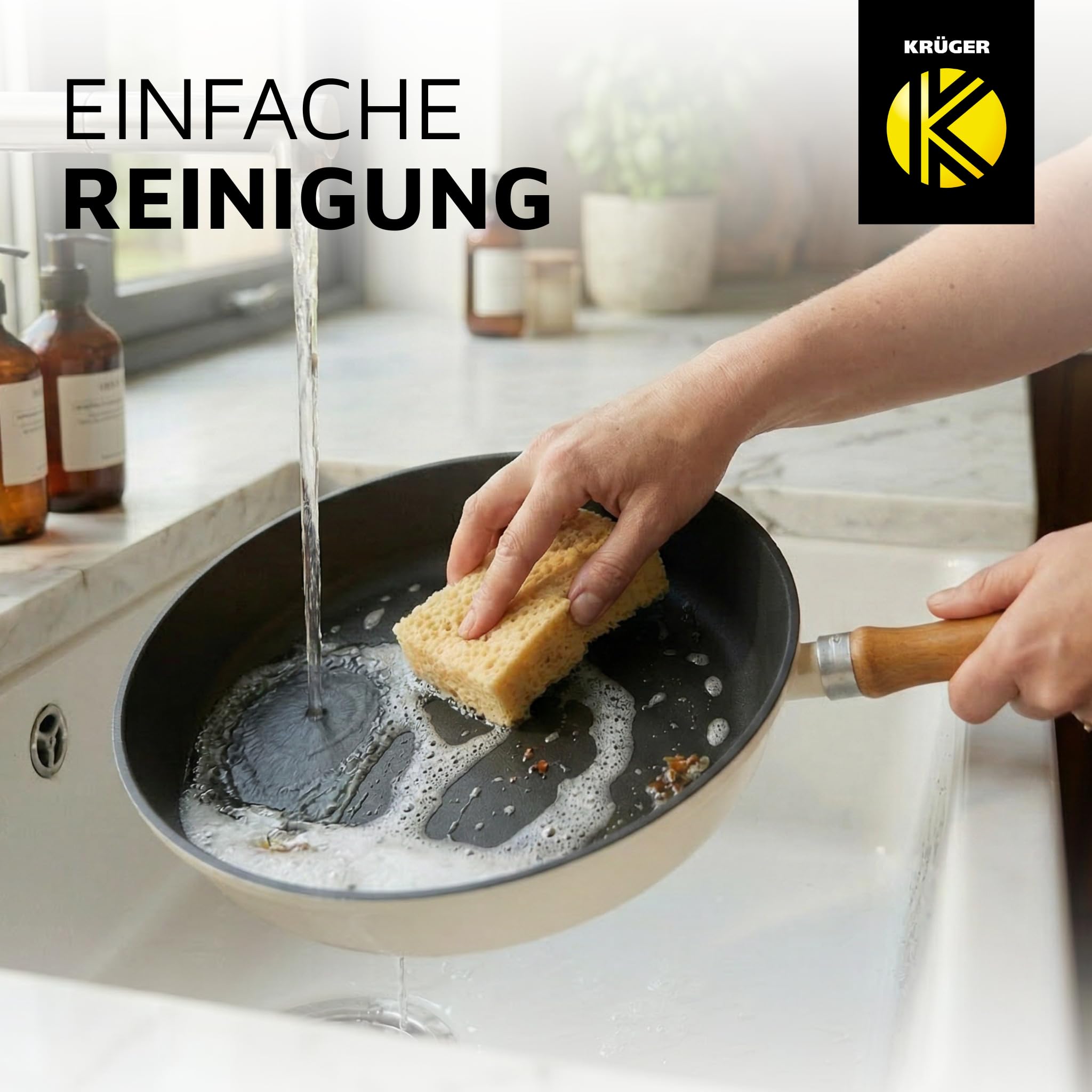 Krüger Gusseisenpfanne mit Holzgriff - emailliert - außen creme, innen schwarz matt - hohe Hitzebeständigkeit - sehr gute Wärmespeicherung -für alle Herdarten inkl. Induktion geeignet (Savanna, 24 cm)