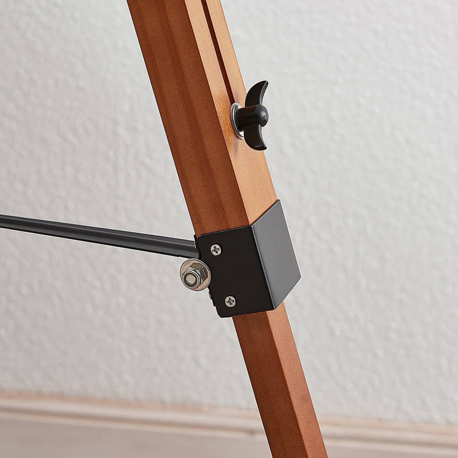 Lindby Lámpara de pie Hilma (Industrial) en Marrón hecho Madera e.o. para Salón & Comedor (1 llama, E27) lámpara madera