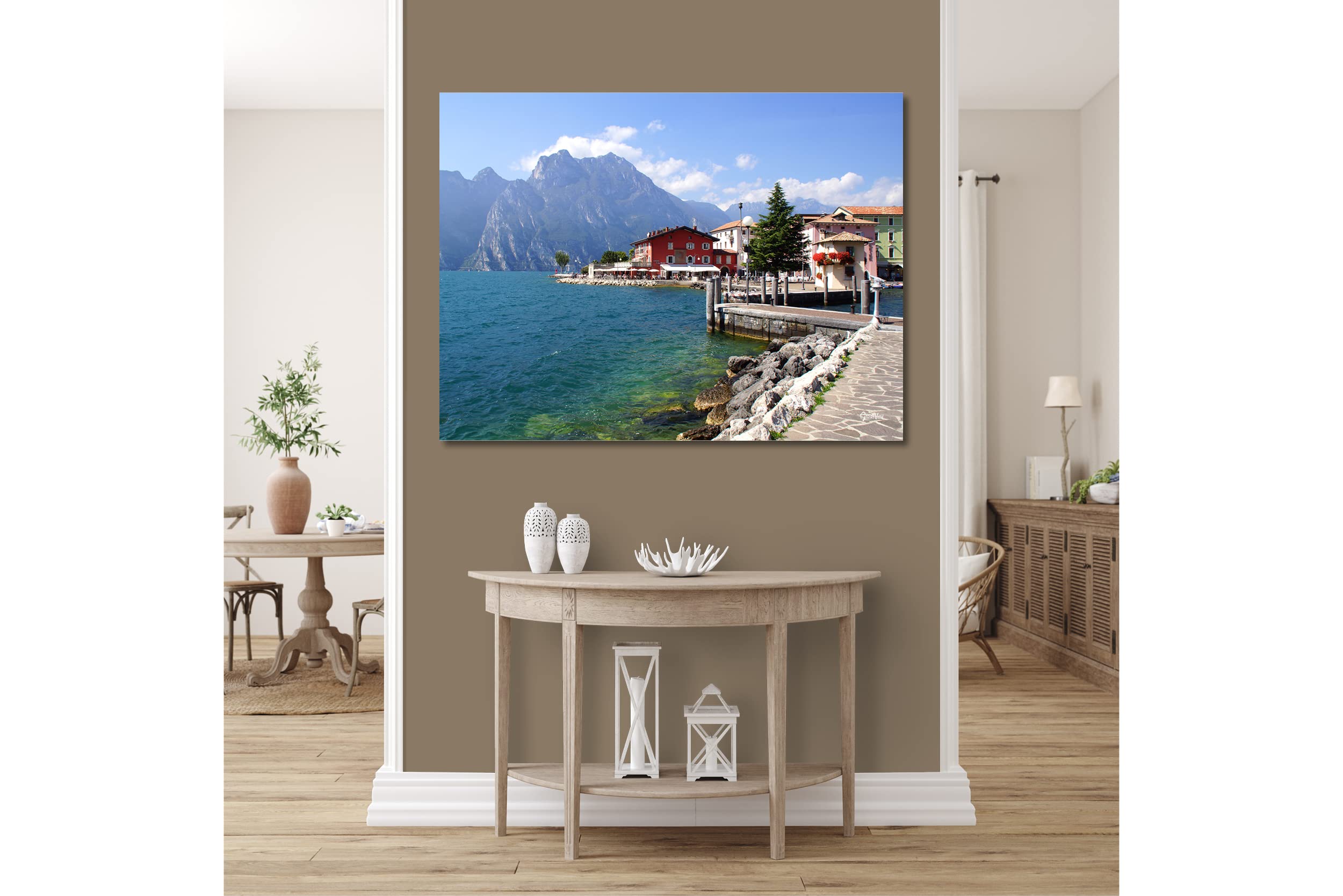 Glücksvilla - Gardasee Torbole (Acrylglas-Bild 5 mm, 40 x 30 cm) aus DE - Kunstdruck XXL Deko-Wandbild quer - See Italien Berge Boje Steg Tirol Riva