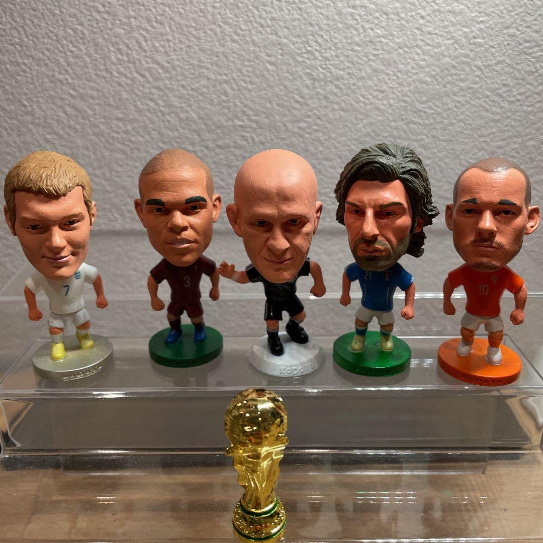Amazon.co.jp: サッカー フィギュア ワールドカップ 8体+トロフィー