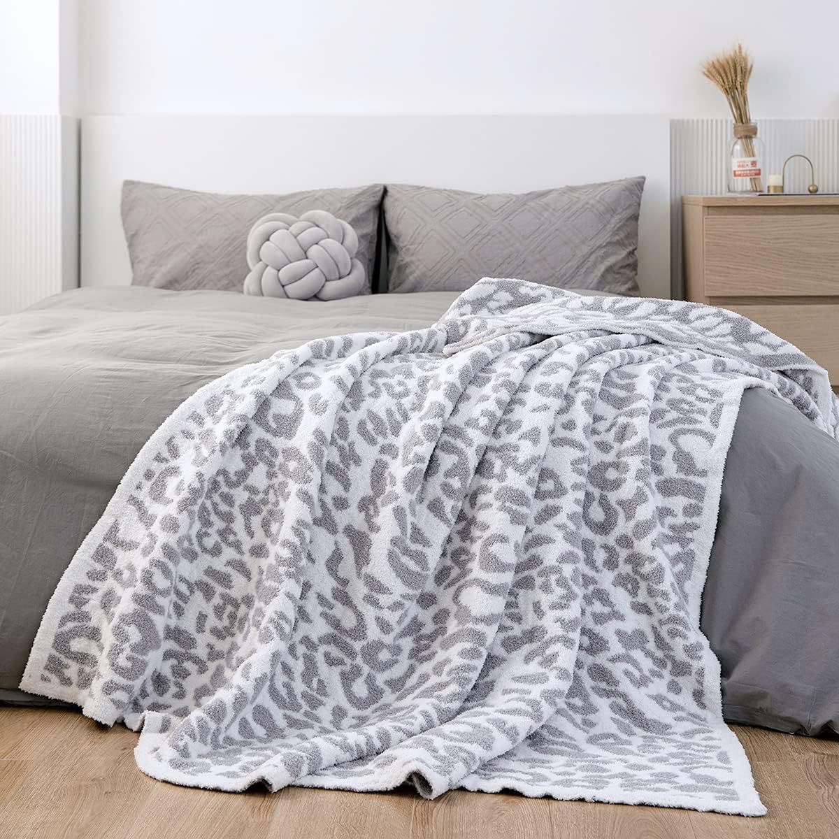 MH MYLUNE HOME Large Soft Micro Plush Leopard Blanket (71x78 inches, White Grey) Warm Reversible Cheetah Blanket Leopard Pattern Throw for Couch Bed Sofa