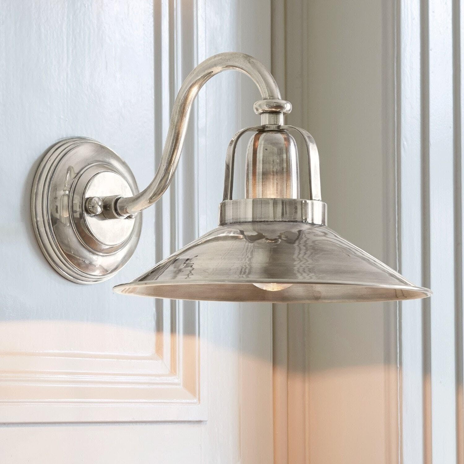 Loberon Wandlampe Timeon, antiksilber | klassisches Hoflampen-Design, Wandleuchte mit rustikalem Charakter, Vintage-Charme, Wohndeko, Messing