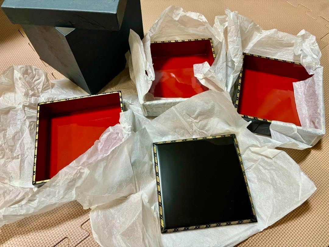 黒い漆の重箱（赤内装） 黒い漆の重箱（赤内装） ホーム＆キッチン