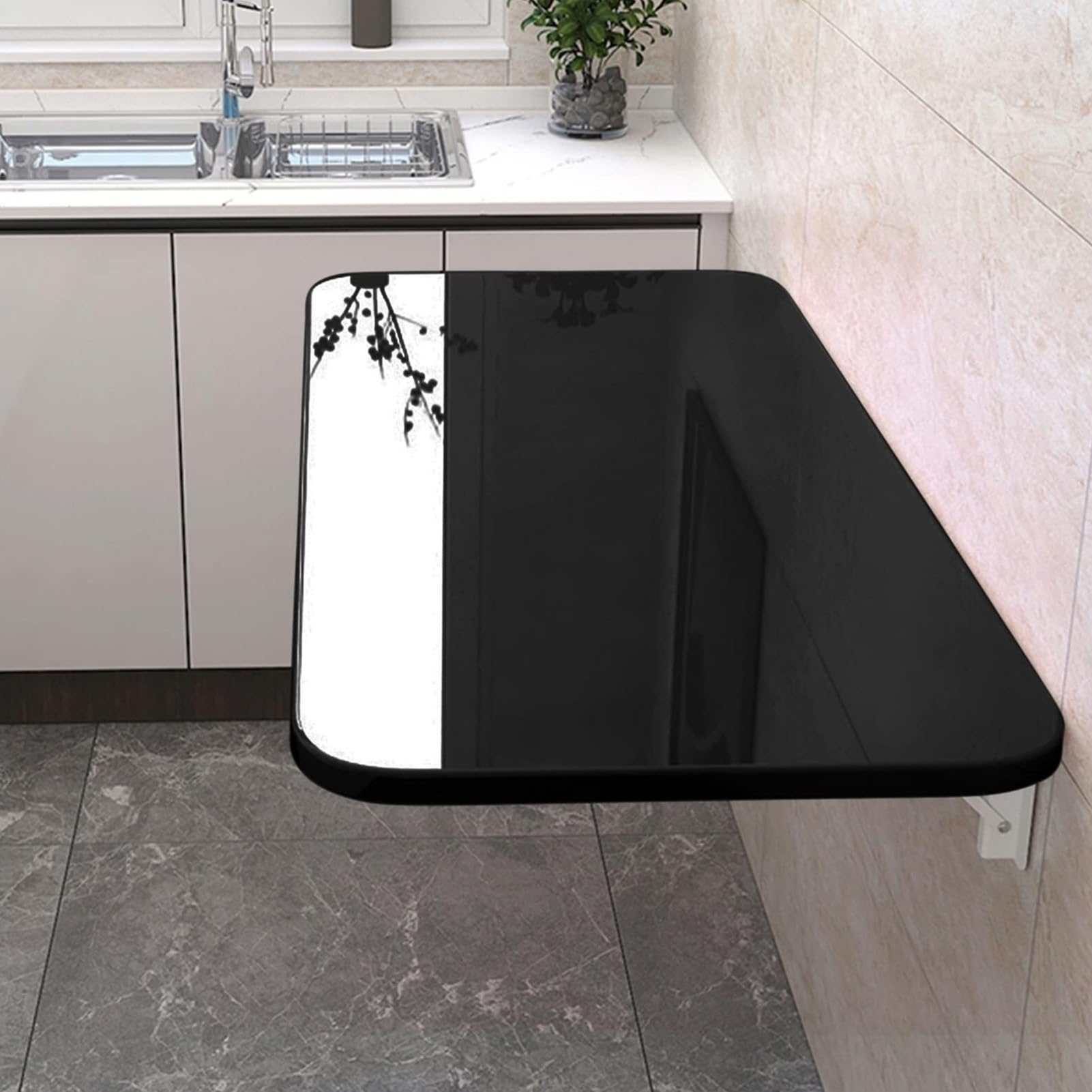 Table pliante murale pour économiser de l'espace dans une petite cuisine