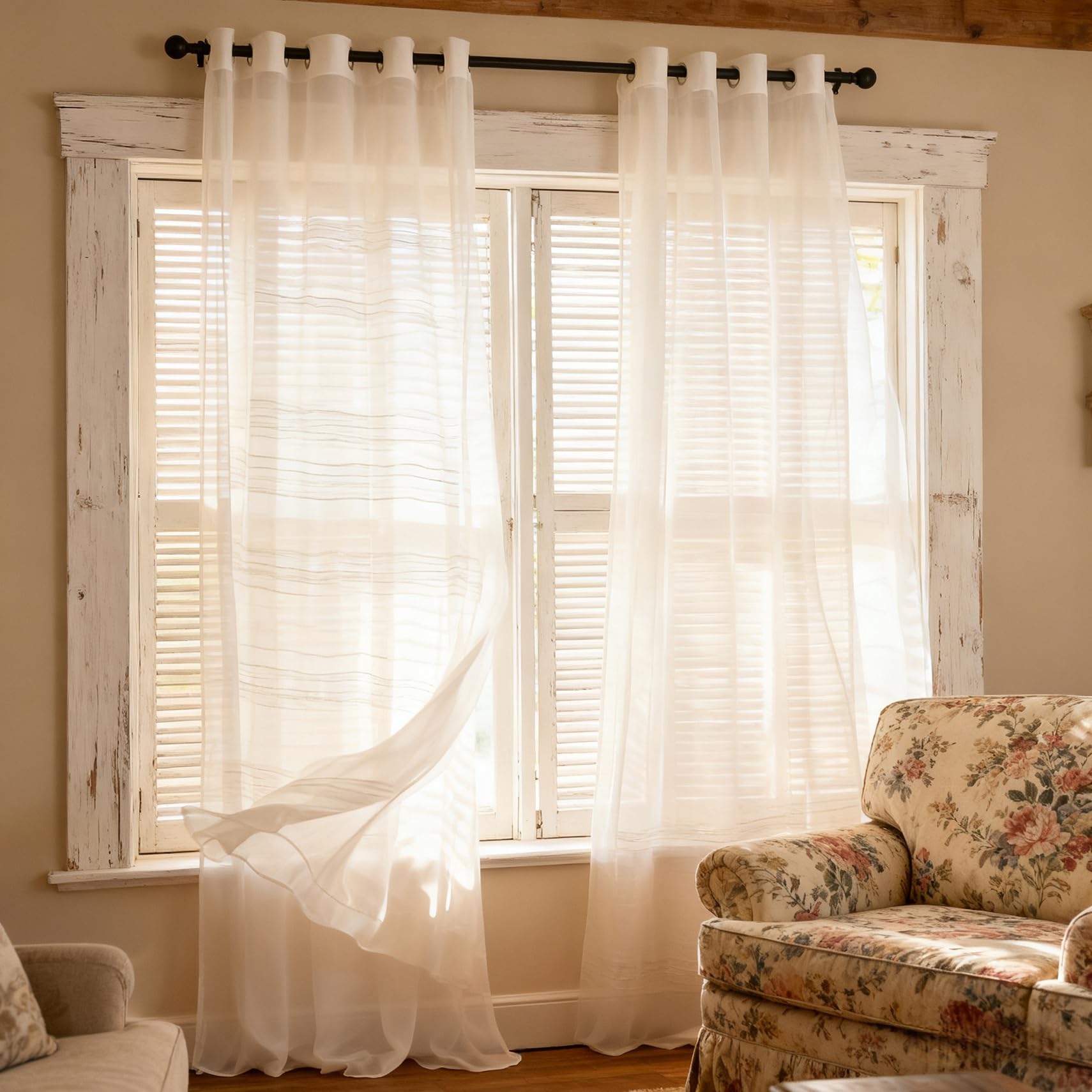 Rideaux voilage transparent dans le salon pour une lumière douce et une ambiance cosy