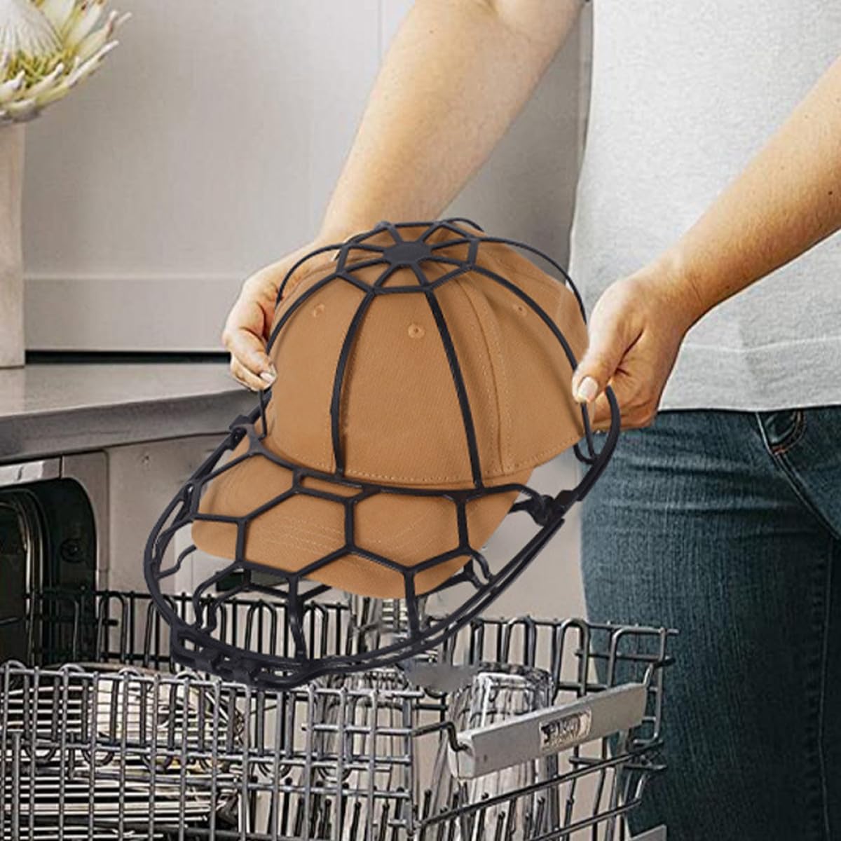 Supporto per Cappelli da Baseball in Plastica Bianca, Gabbia Protettiva per Lavaggio Facile e Comodo, Set da 2 Pezzi per Pulizia e Conservazione Sicura del Berretto