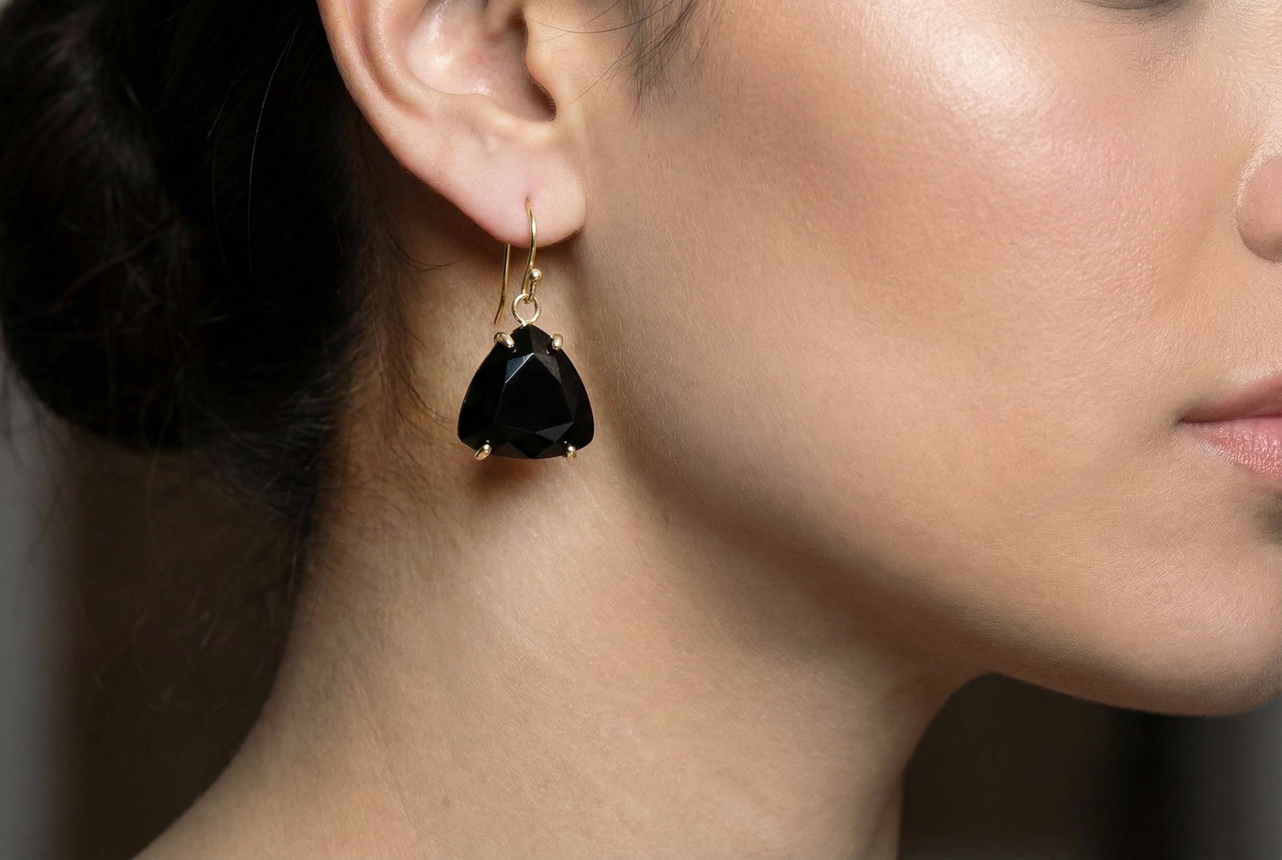 Orecchini Pendenti con Onice Nero Trillion - Design Geometrico in Oro - Gioielli Sofisticati e Moderni