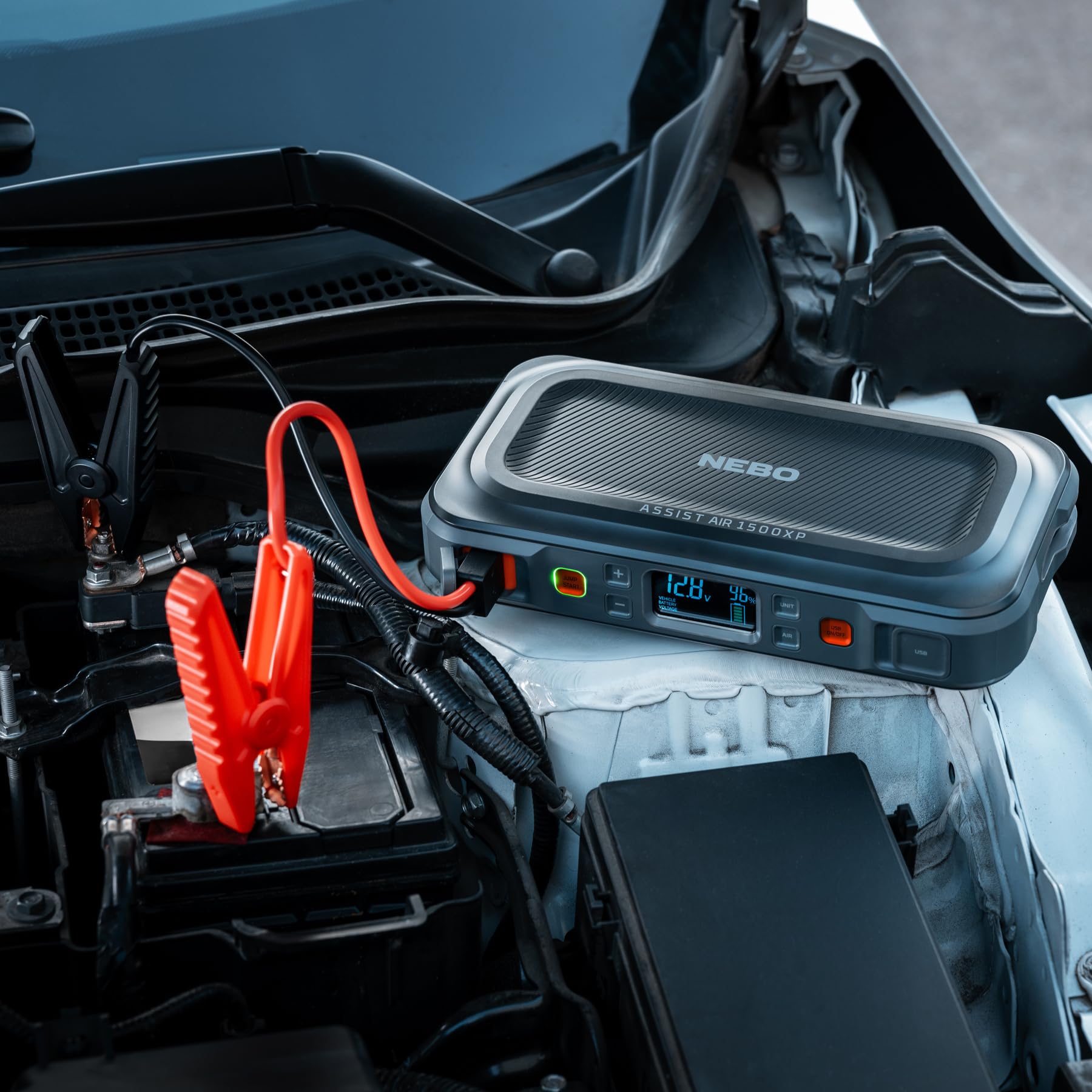 NEBO ASSIST AIR 1500XP 4-in-1 Starthilfe – 1500 Spitzenverstärker, tragbarer Autobatterie-Booster mit Luftkompressor, USB-Powerbank & Notfall-Flutlicht, wiederaufladbar über USB