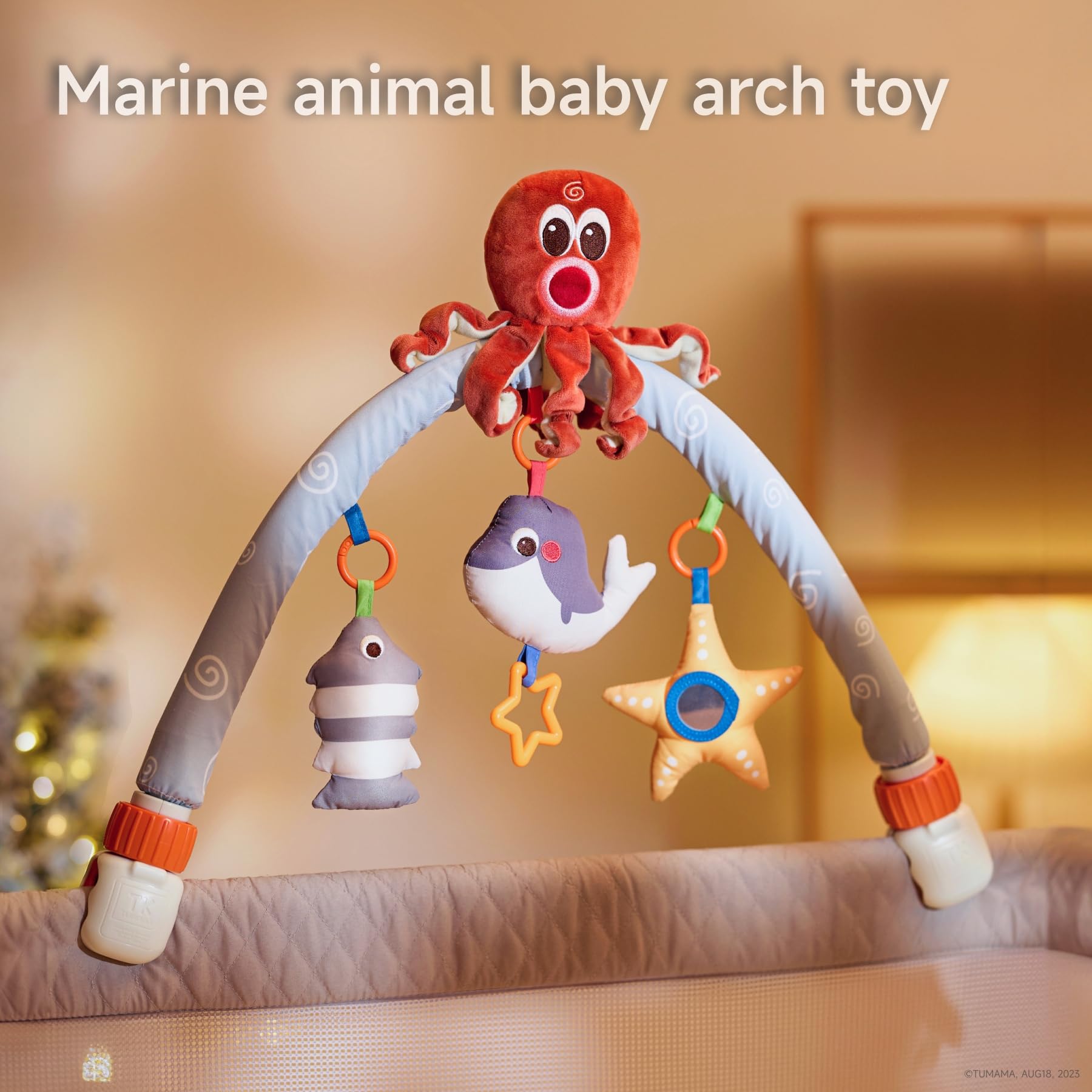 TUMAMA Arco Giocattolo Carrozzina - Barra attività per Culla con 4 Giocattoli Musicali sensoriali, Sospensione per Culla con sonaglio per Bambini, Regali per Bambini da Viaggio e da Gioco