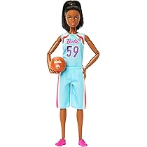 Barbie Carriere – Barbie Giocatrice di Basket, bambola mora con uniforme rimovibile e palla inclusa, snodata con 22 punti d’articolazione, giocattolo per bambini, 3+ anni, HKT74