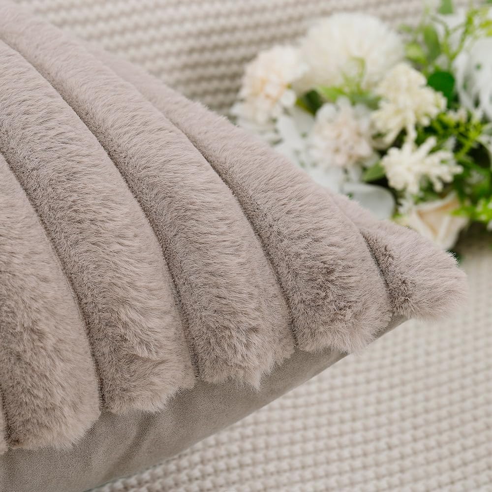 Madizz 2 Pezzi Federe in Lana Corta Velluto Copricuscini Morbido Decorativo Fodere per Cuscino Lusso Stile per Divano Camera da Letto Tortora chiaro 40 x 60 cm