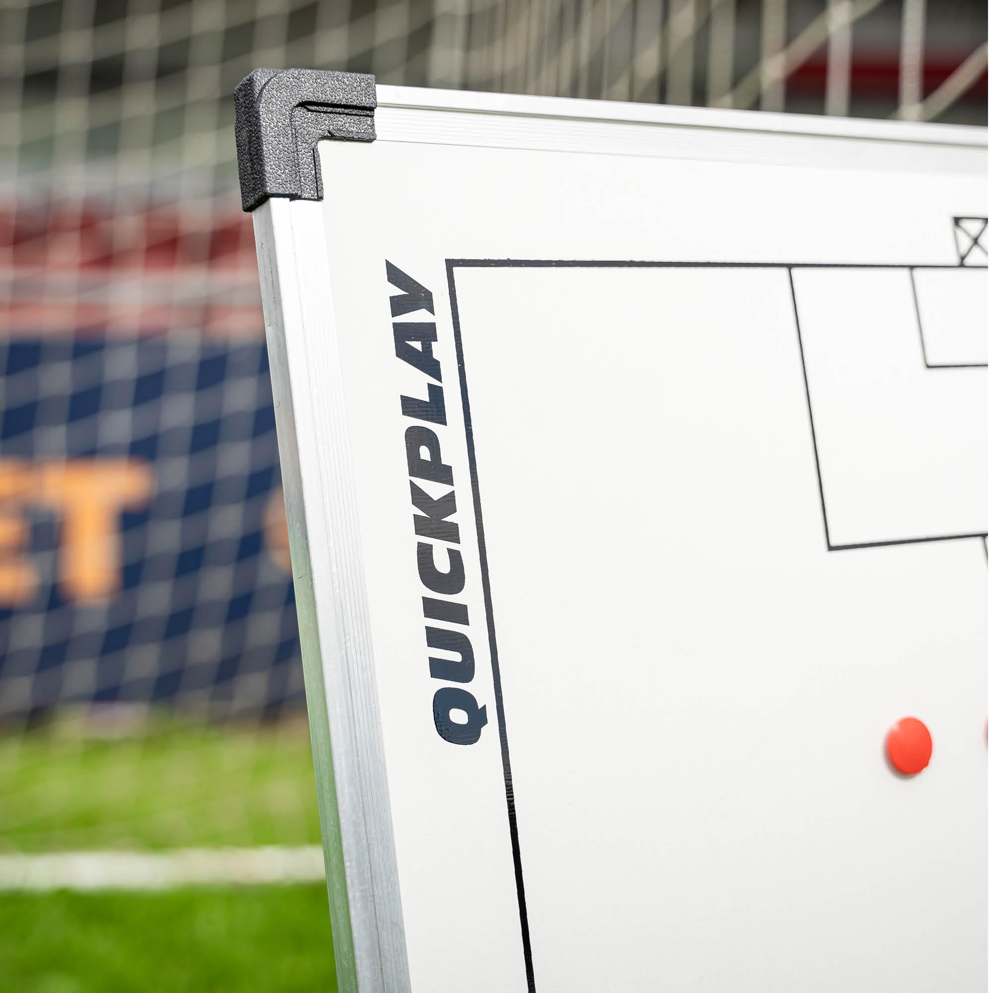 QUICKPLAY Football Coach - Tablero magnético de estrategia de una sola cara | Disponible en 2 tamaños (30 x 45 cm) y (60 x 90 cm) | Viene con imanes, marcador de borrado en seco y borrador