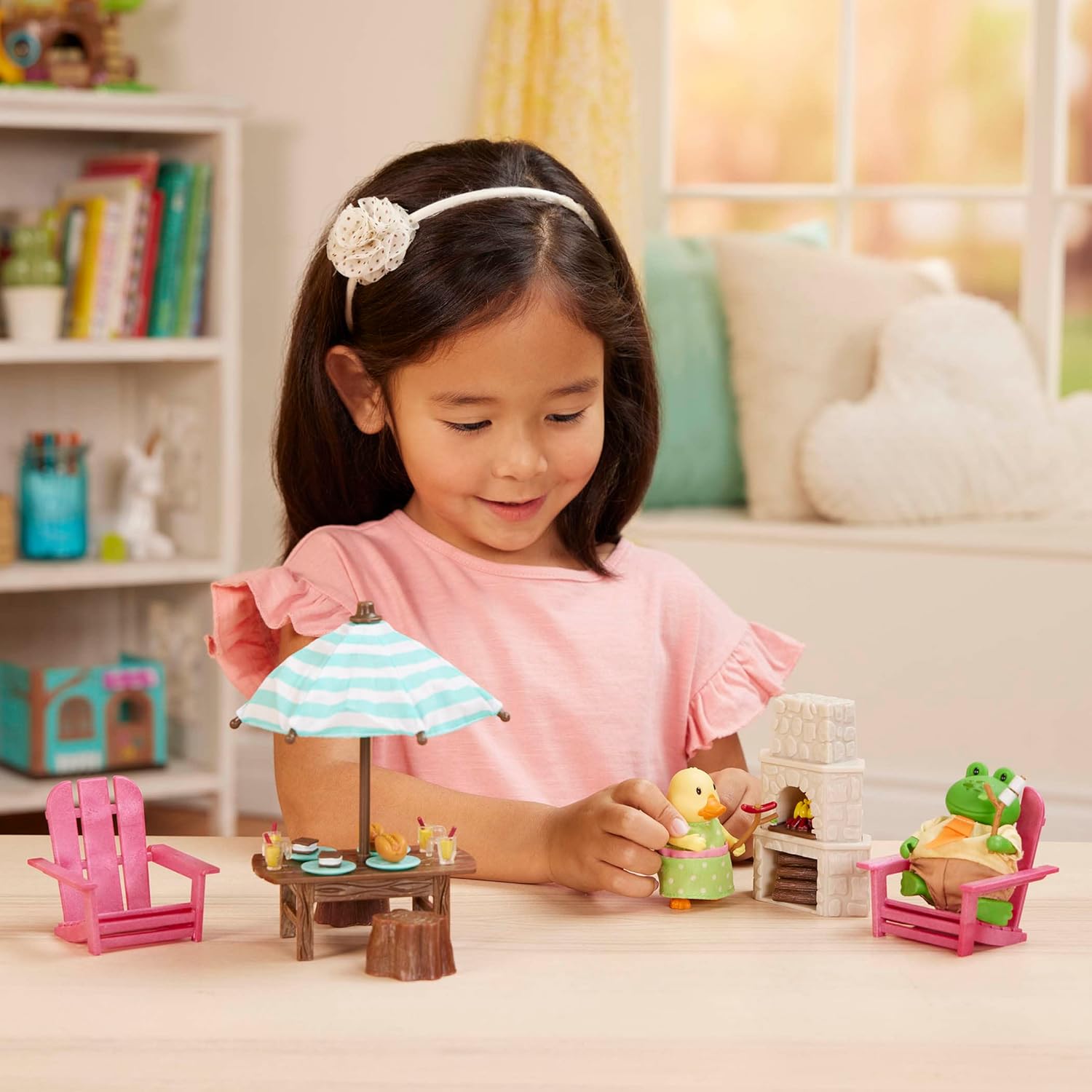 Li'l Woodzeez – Toy Backyard Furniture Playhouse with Miniature Fire Pit & Chairs Dollhouse Playset, Includes 2 Posable Figures, Perfect for Creative 3+ Years