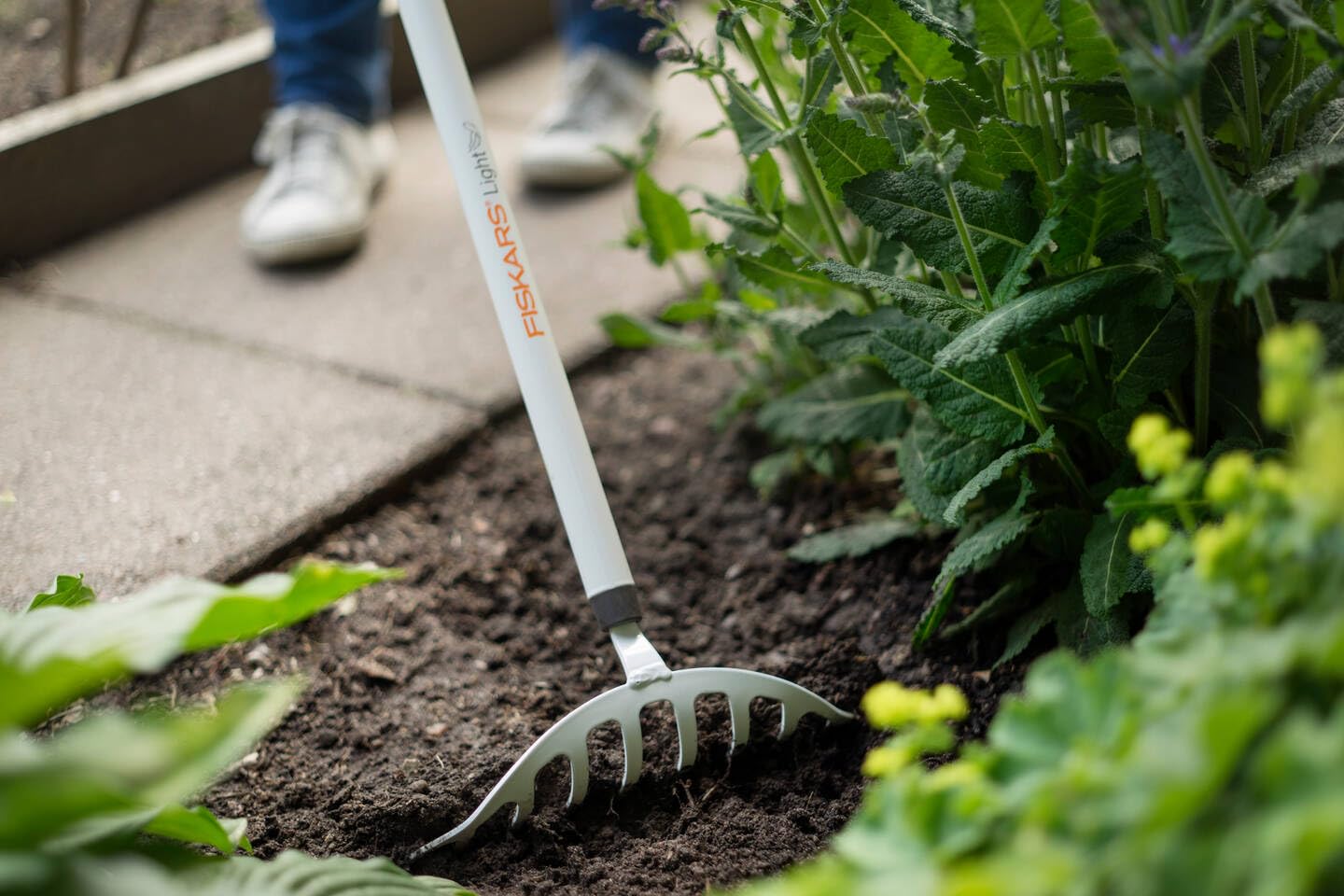 Rastrello Da Giardino Fiskars Con 14 Denti - Acciaio Al Boro, Manico Alluminio, Ergonomico, Per Terreni Duri (154 Cm) - Foto 3