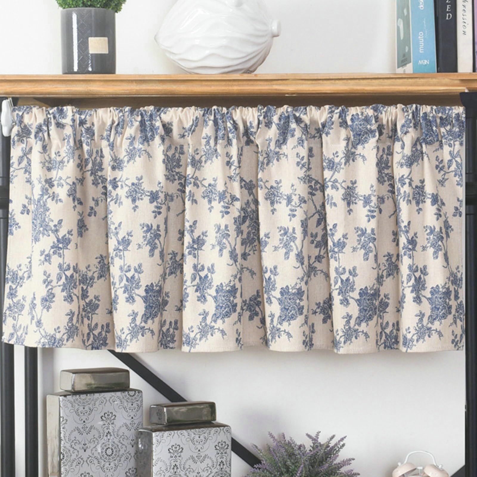 Rideau cuisine porte fenetre à motifs floraux bleus et passe tringle