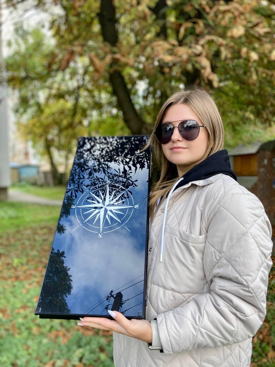 Luksusowy zestaw do gry w backgammon z hartowanego szkła – wzór róż, rycerza i statku – spersonalizowany prezent dla rodziny, przyjaciół i partnerów biznesowych