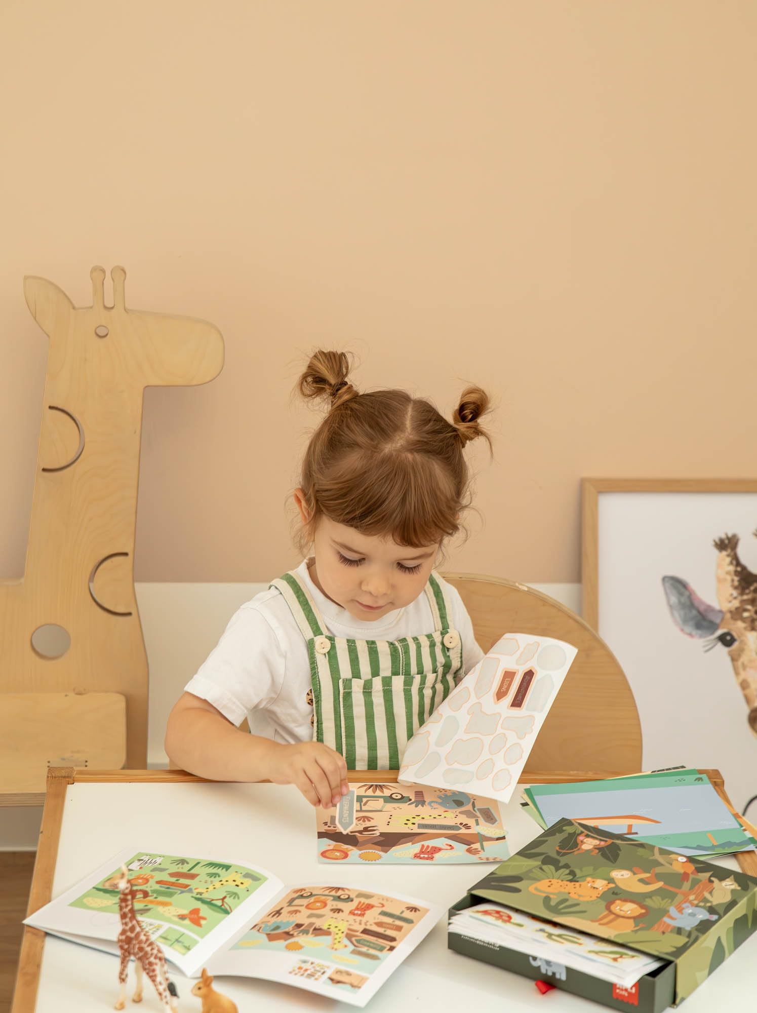APLI Kids 20076 - Zestaw naklejek żelkowych do uzupełnienia ilustracji- wielokolorowe geometryczne naklejki z żetonami w kartonie - model Safari