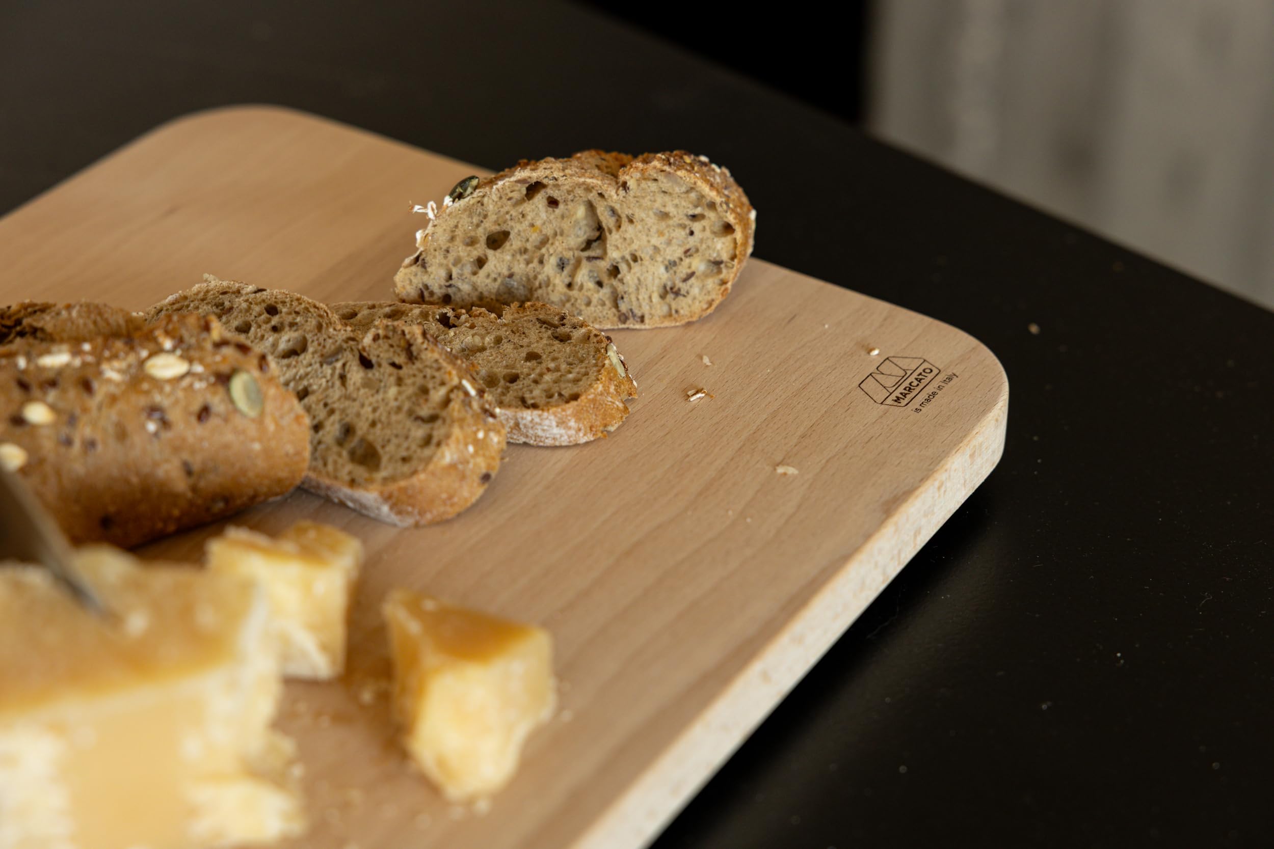 Marcato Planche à découper en bois avec bords arrondis et pieds antidérapants 37 x 27 cm | Compacte, stable, adaptée à un usage alimentaire, fabriquée en Italie