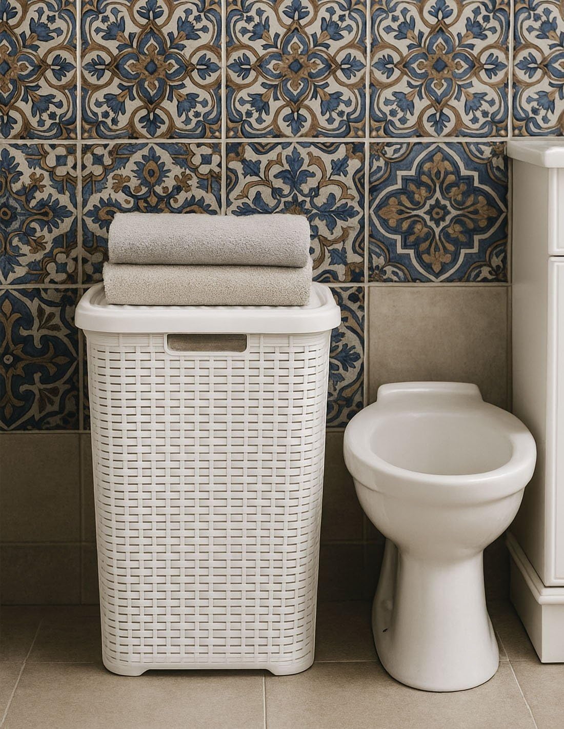 JARDIN202 - Cesto Ropa Sucia Pongotodo con Tapa y Asas | Cesta Colada Plástico Ratán | Cubo Ropa Sucia Ventilado | Baño Dormitorio | 38L/60L | 60 litros (Blanco)
