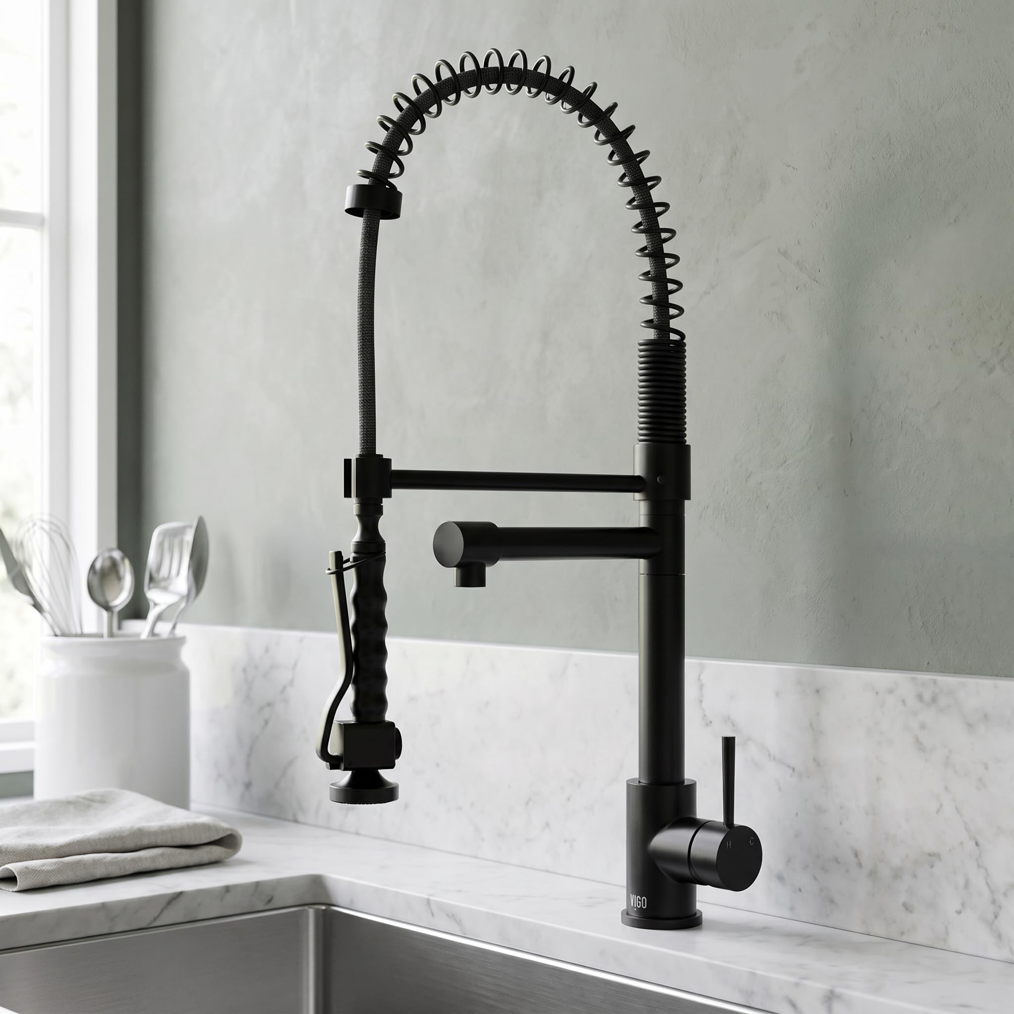 VIGO Zurich 27'' H Single Handle Pull-Down Sprayer Kitchen Faucet