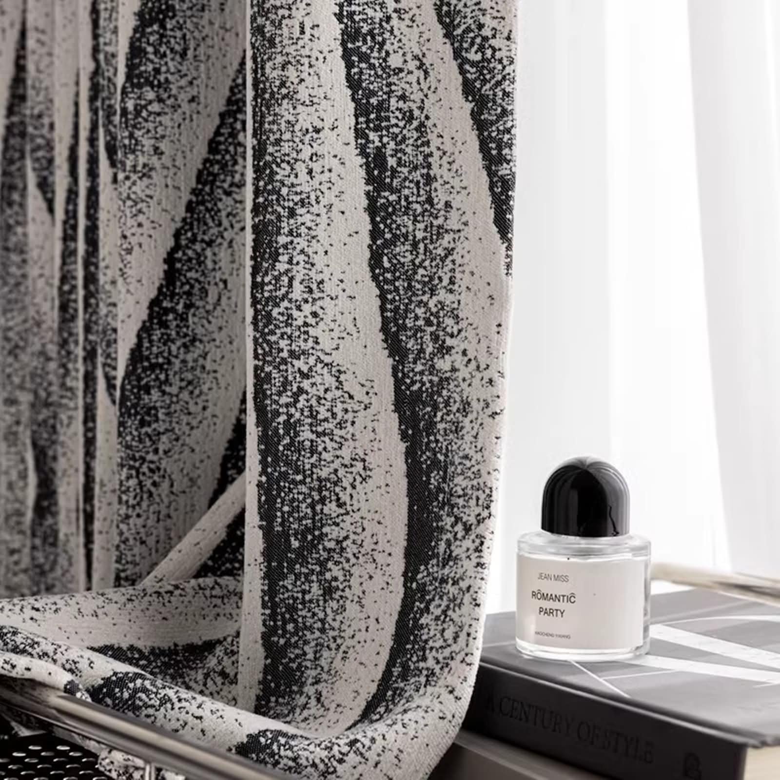 2 Panneaux Rideaux Occultant, Rideau Occultant Thermique Isolant Chenille à Crochets Motif Géométrique Ondulé Jacquard Fenetre Rideaux Chambre Salon Intérieurs Gris Noir, 137L x 160H cm
