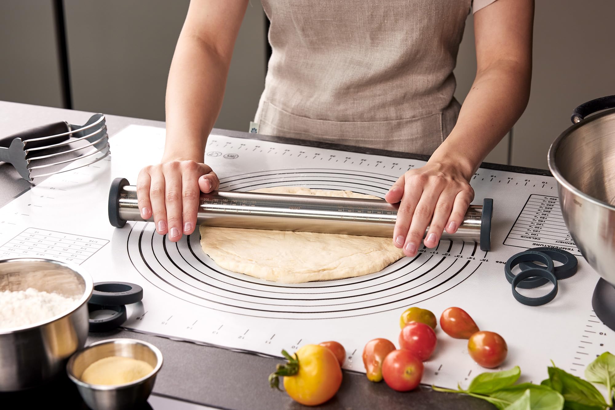 GEFU 2er Set Nudelholz REGO & Silikon Backmatte PAD - Edelstahl Teigroller | Einstellbare Dicke 0-10 mm, Antihaft-Silikonunterlage mit Skala, ideal für Pizza, Pasta und Kuchen, spülmaschinengeeignet