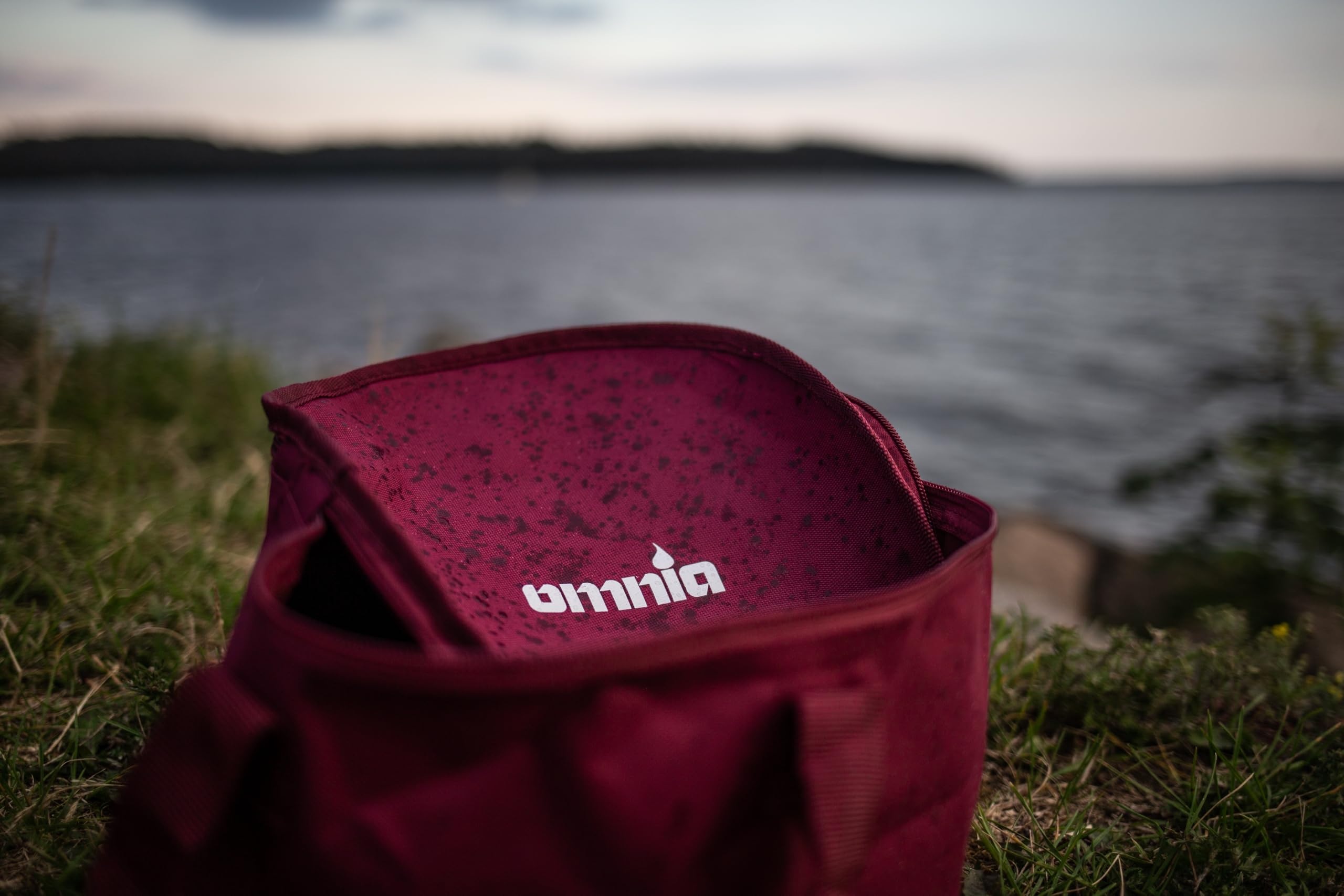 Omnia Pack 2 Four de Cuisson en Aluminium Émaillé avec Plaque Perforée, Sac de Rangement, 6 Moules en Silicone et Poignées de Levage, Rouge, 2L