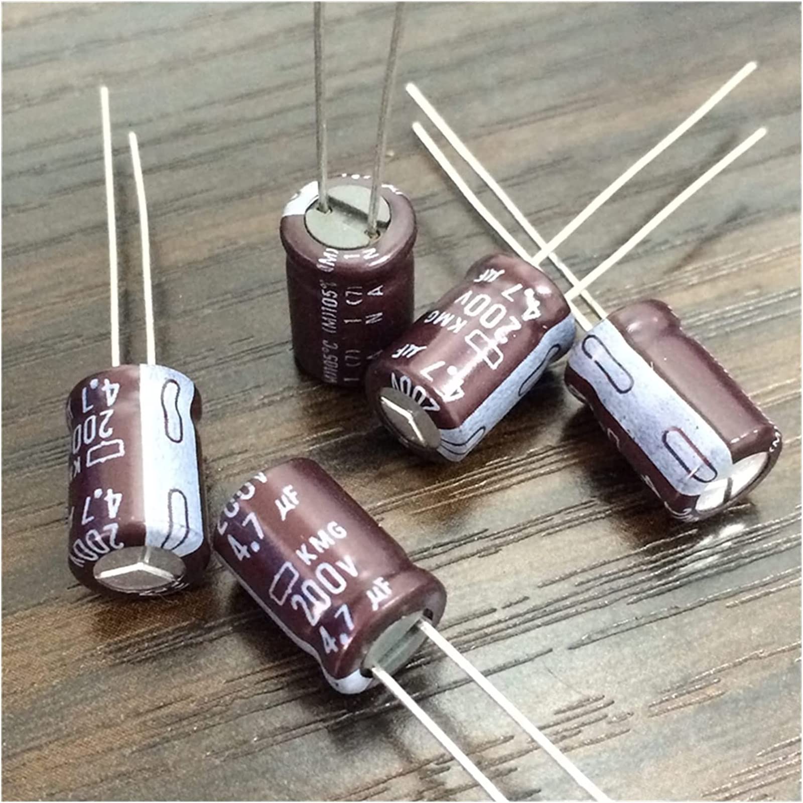 Akcesoria elektroniczne Zestaw kondensatorów 100 sztuk 4.7uF 200V 8x11.5mm 200V4.7uF Aluminiowe kondensatory elektrolityczne Urządzenia elektroniczne