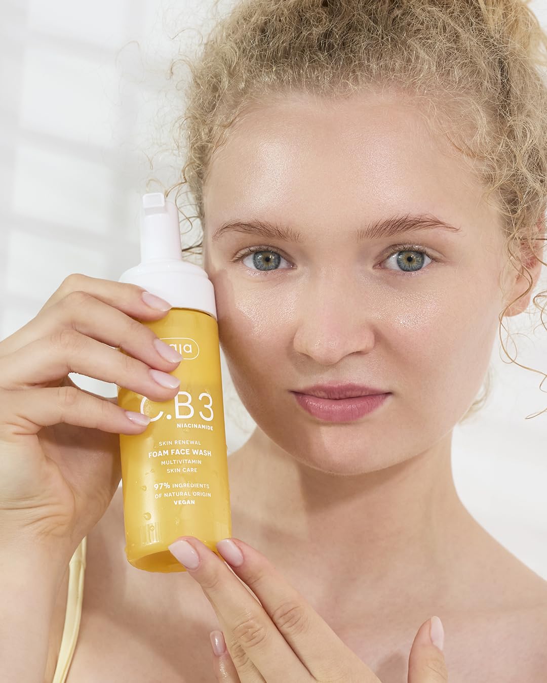 Schiuma detergente viso vitamina C.B3 NIACINAMIDE | Pulizia profonda senza seccare, 97% ingredienti naturali, effetto glow, adatta per pelli sensibili di ZIAJA