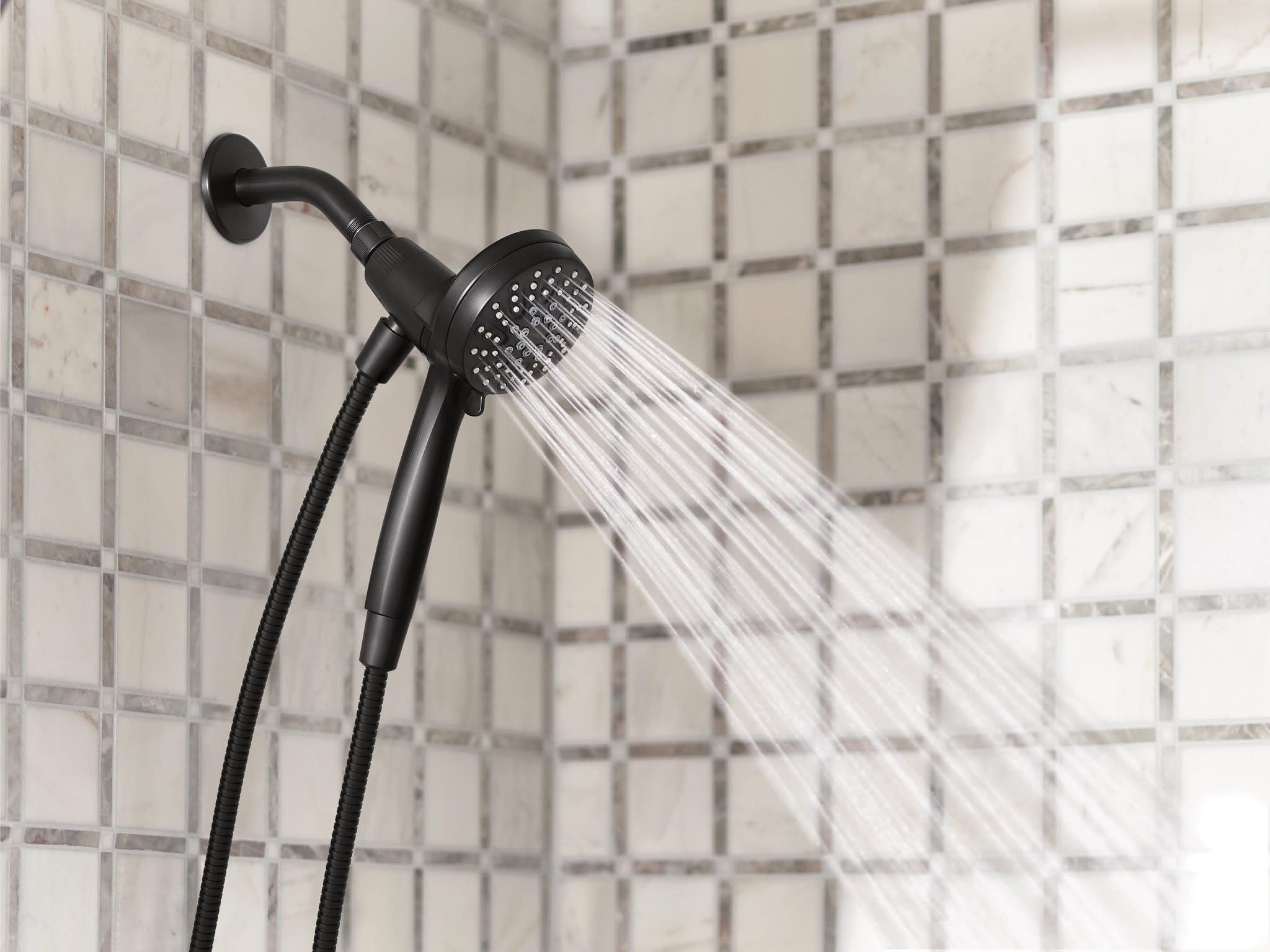 Moen 26100BL Engage HydroEnergetix 8-Spray 5 inç. Tek Duvara Monte Sabit Ayarlanabilir Duş Başlığı Krom, Mat Siyah