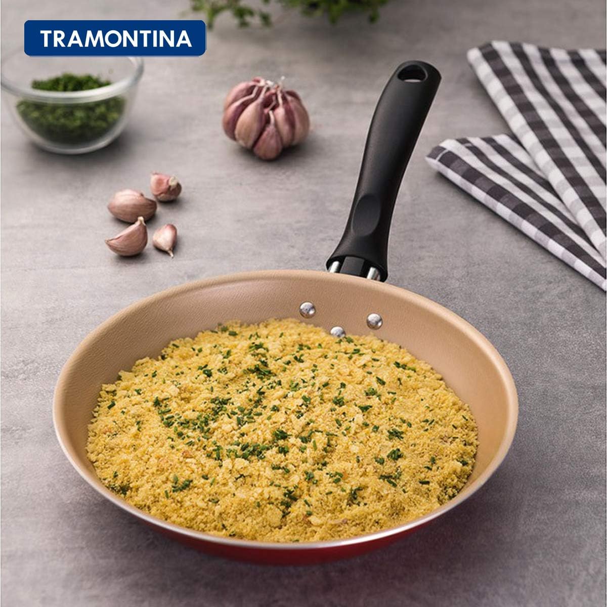 Imagem superior de frigideiras em fundo cinza liso. Imagem superior de frigideiras em fundo cinza liso.