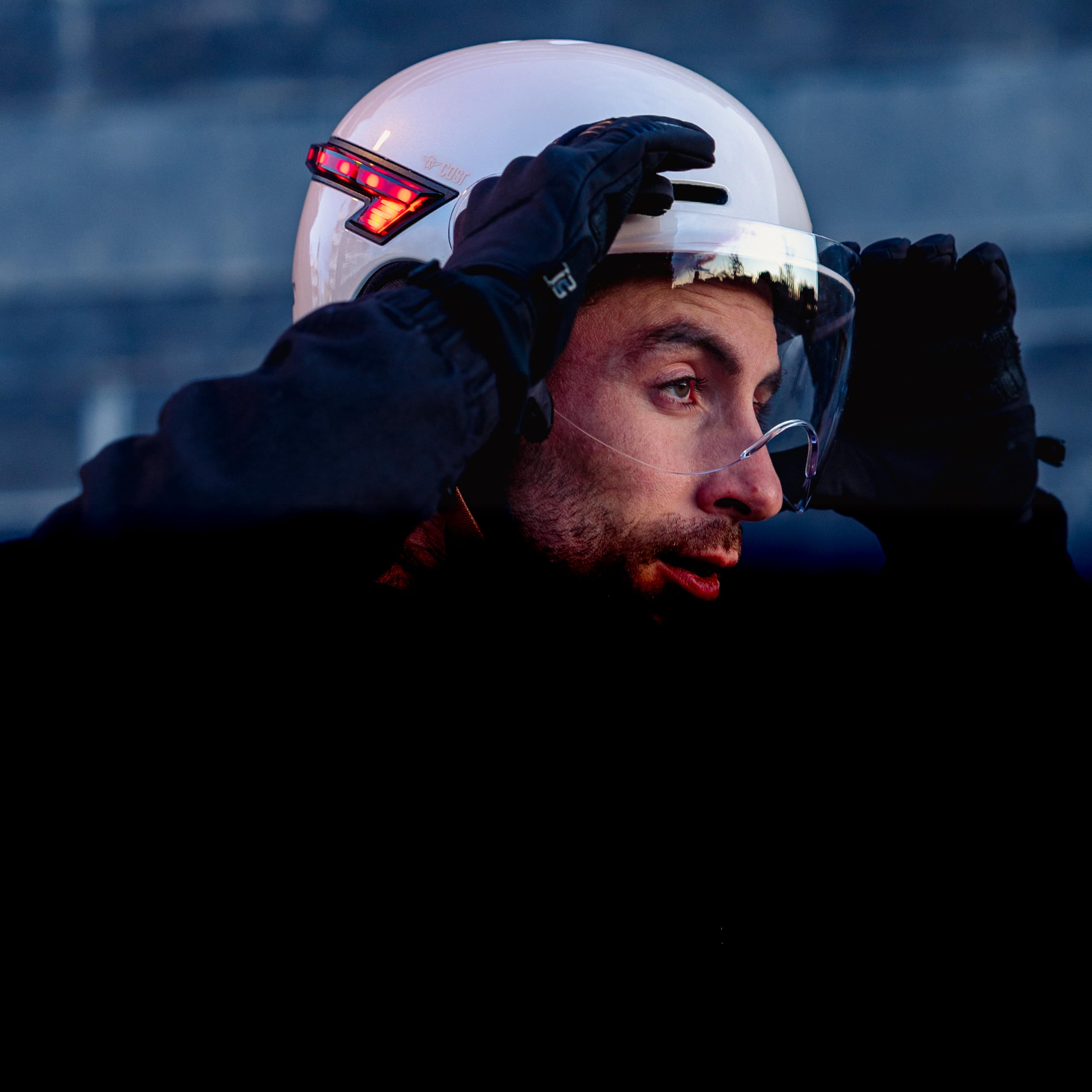 Kask CASR Glow, miejski kask ochronny LED, z certyfikatem EPI, kremowy, rozmiar M, trasertyczny i odpinany daszek, z diodami LED i kierunkowskaźnikami, uniwersalny pilot zdalnego sterowania,