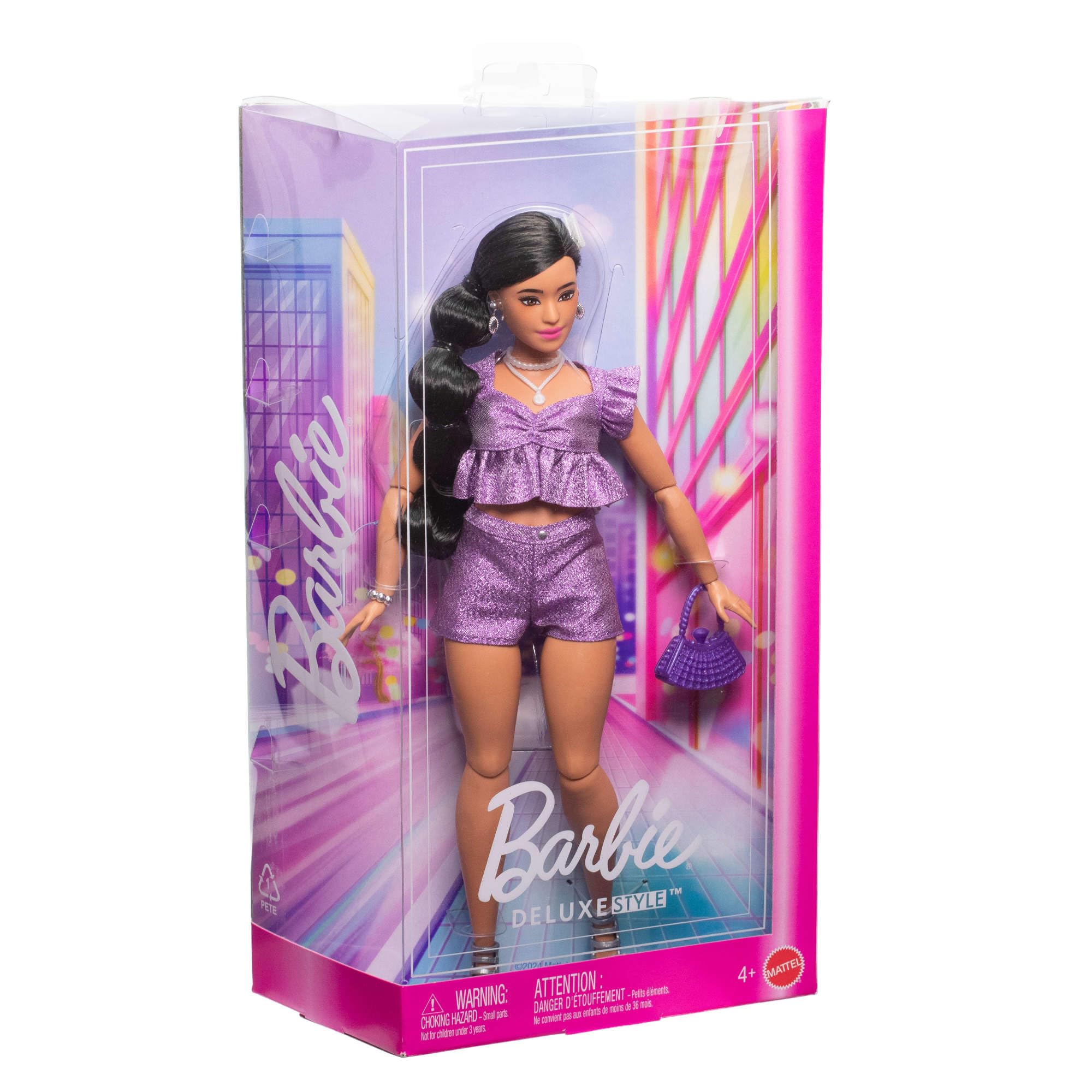 Barbie Deluxe Style Lalka modowa #8 z czarnymi włosami ułożonymi w warkocz, w metalicznej fioletowej koszulce oraz błyszczących szortach i z akcesoriami, w tym perełkową biżuterią i torebką, JFP43