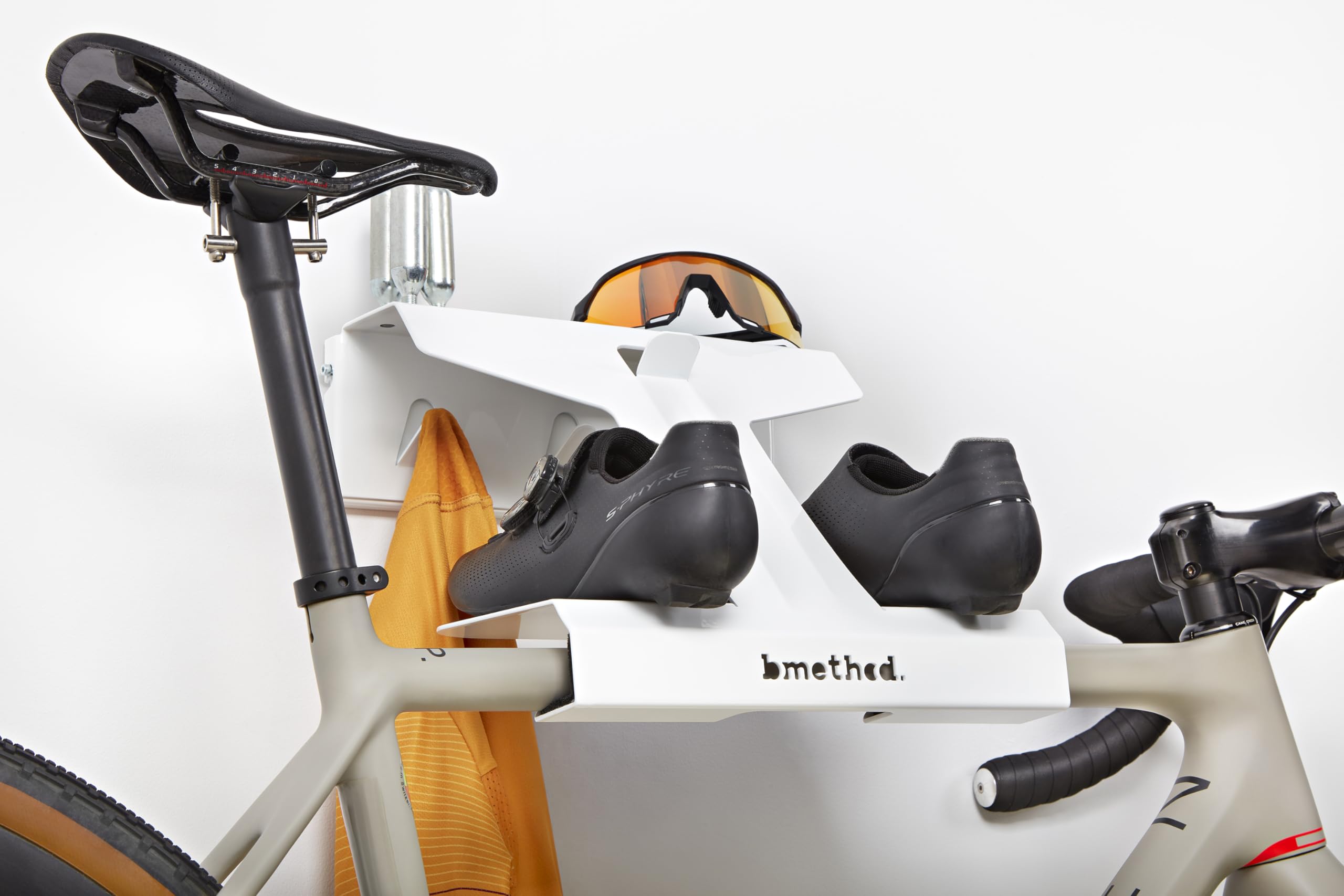 Support mural pour vélo et accessoires pour éviter l'encombrement au sol du garage