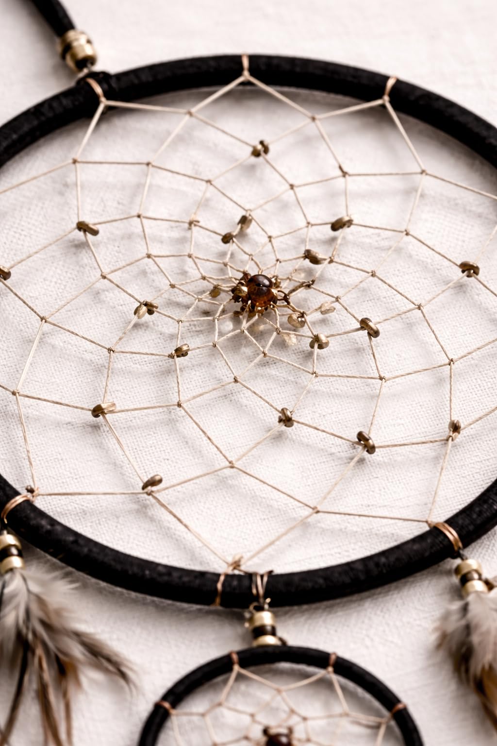 OMA Schwarzer Traumfänger, Wandbehang mit Tigeraugen-Steinen und Federn, schwarzes Wildleder, traditioneller Traumfänger, Boho, Heimdekoration, Schlafzimmer, Dekoration, Geschenk, große Größe – 71,1