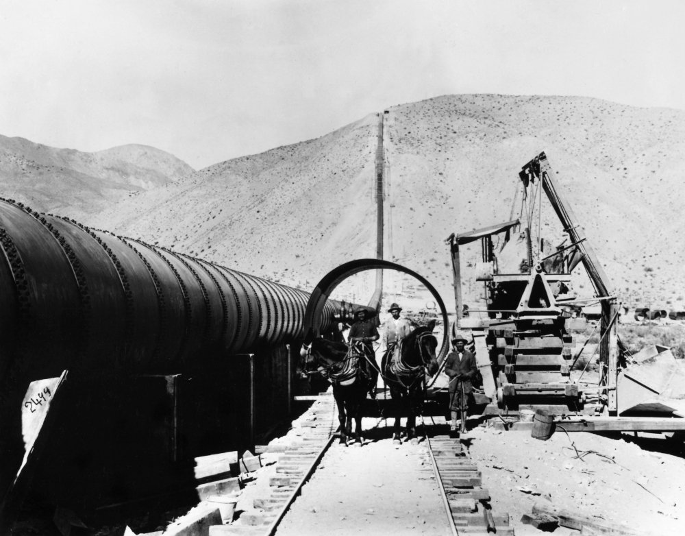 Los Angeles Aqueduct Na Mule Team Hauling A Section Of Pipe During The Construction Of A Siphon Part Of The Los Angeles-Owens River Aqueduct Project Southern California C1910 Poster Print by (24 x 36