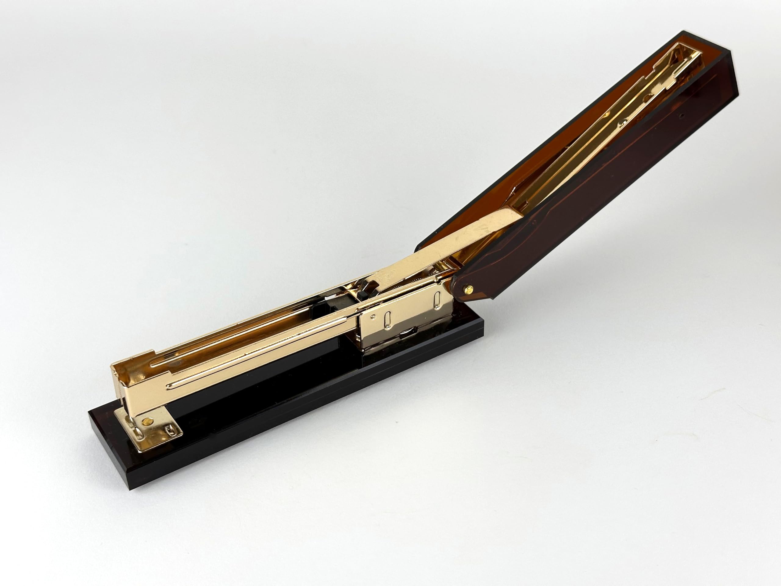 Grapadora Amber Gold, diseño elegante, capacidad de 25 hojas, cristal acrílico ámbar con detalles dorados