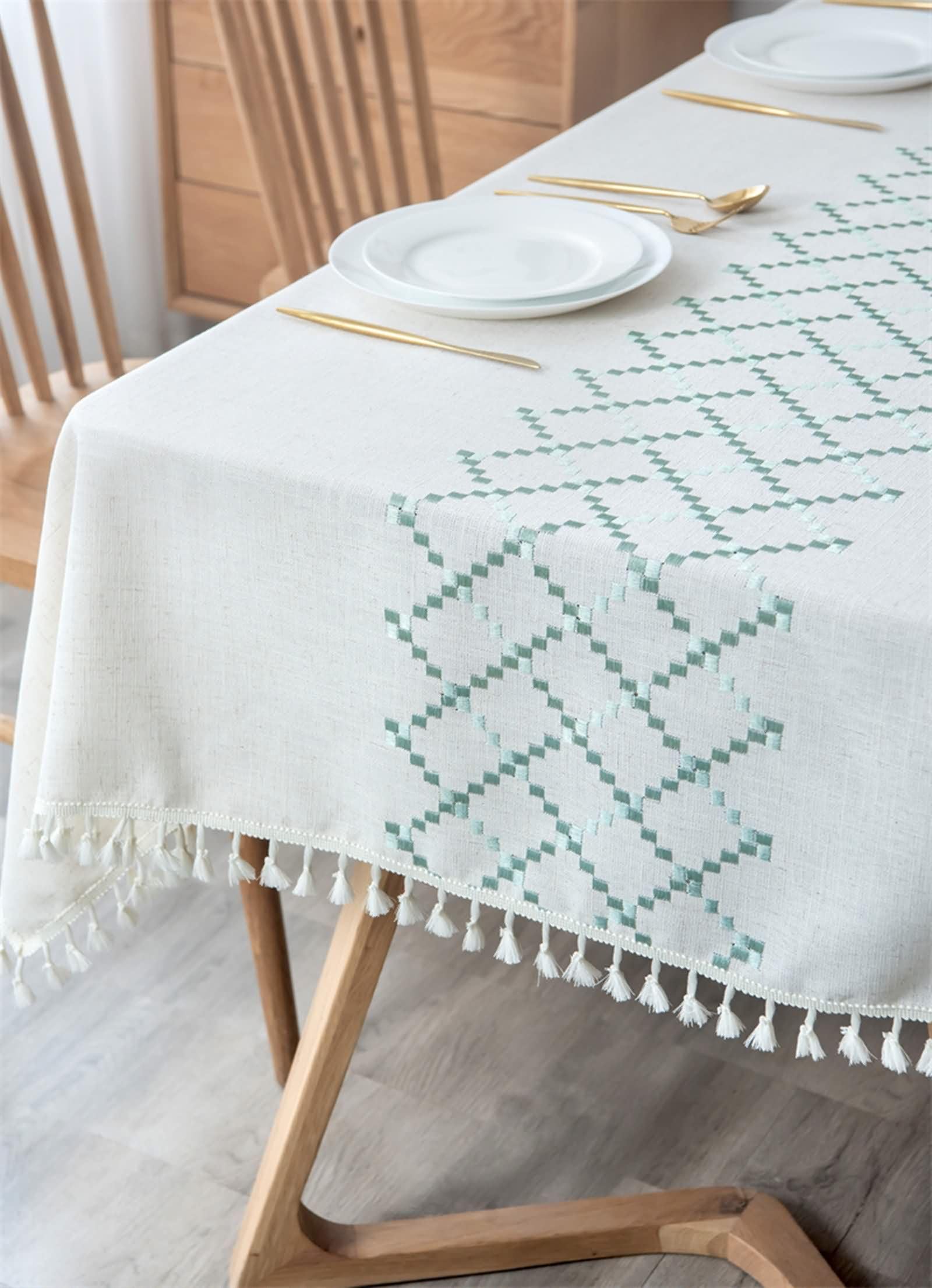 Mantel Rectangular Verde Antimanchas y Lavable Exterior, Bordado de Geométrico con Borlas, de Poliéster Fácil de Limpiar, 140 x 260 cm, Mantel para Mesa de Centro