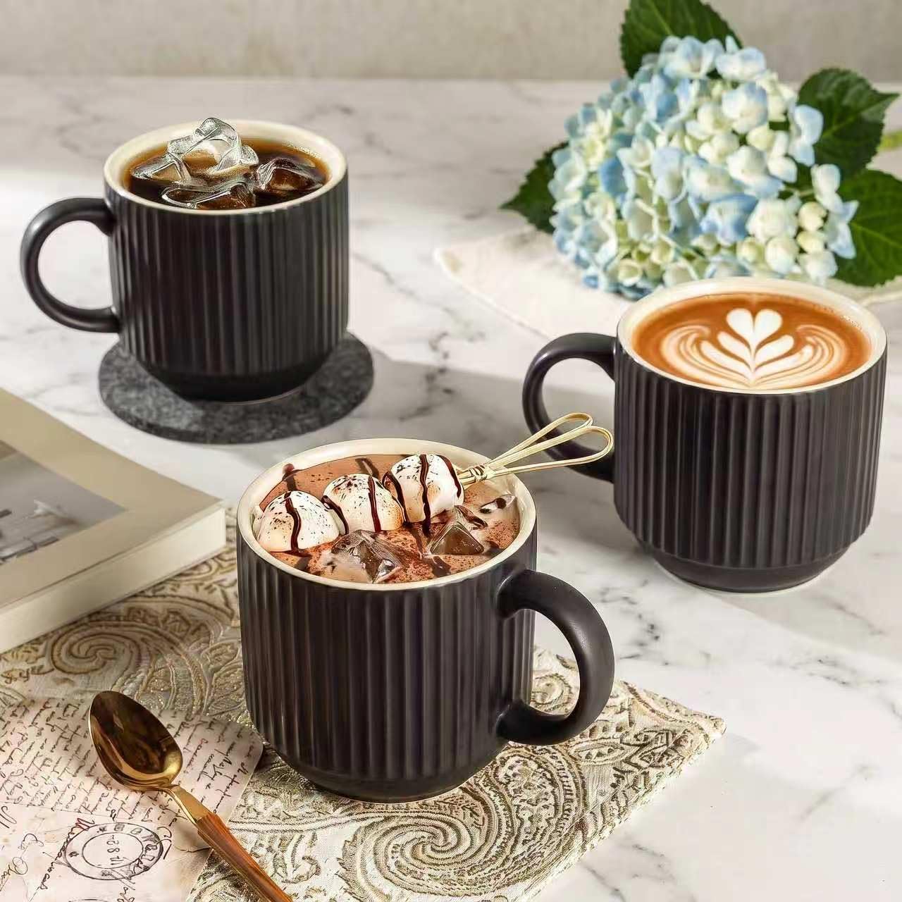 Hasense Kaffeetassen aus Keramik, 4-teiliges Set mit Ständer, stapelbar, groß, Porzellan, gerippt, für Cappuccino, Tee, heißen Kakao, Getränke, spülmaschinen- und mikrowellengeeignet, Schwarz