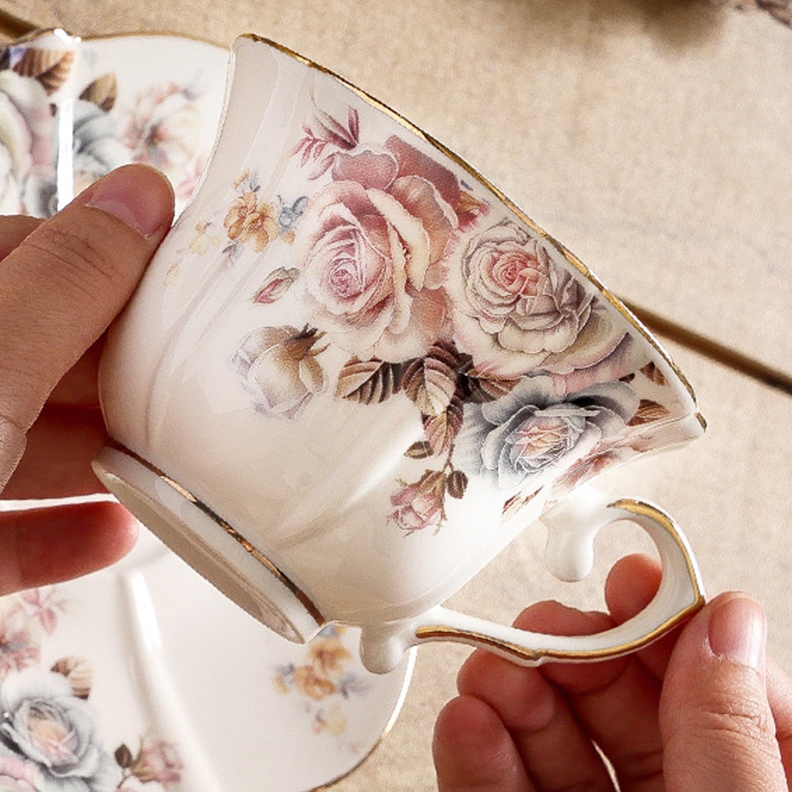 Zestaw ceramicznych filiżanek i spodków do kawy | Dekoracja kuchni: Zestaw filiżanek i spodków do kawy z kwiatowym wzorem w róże