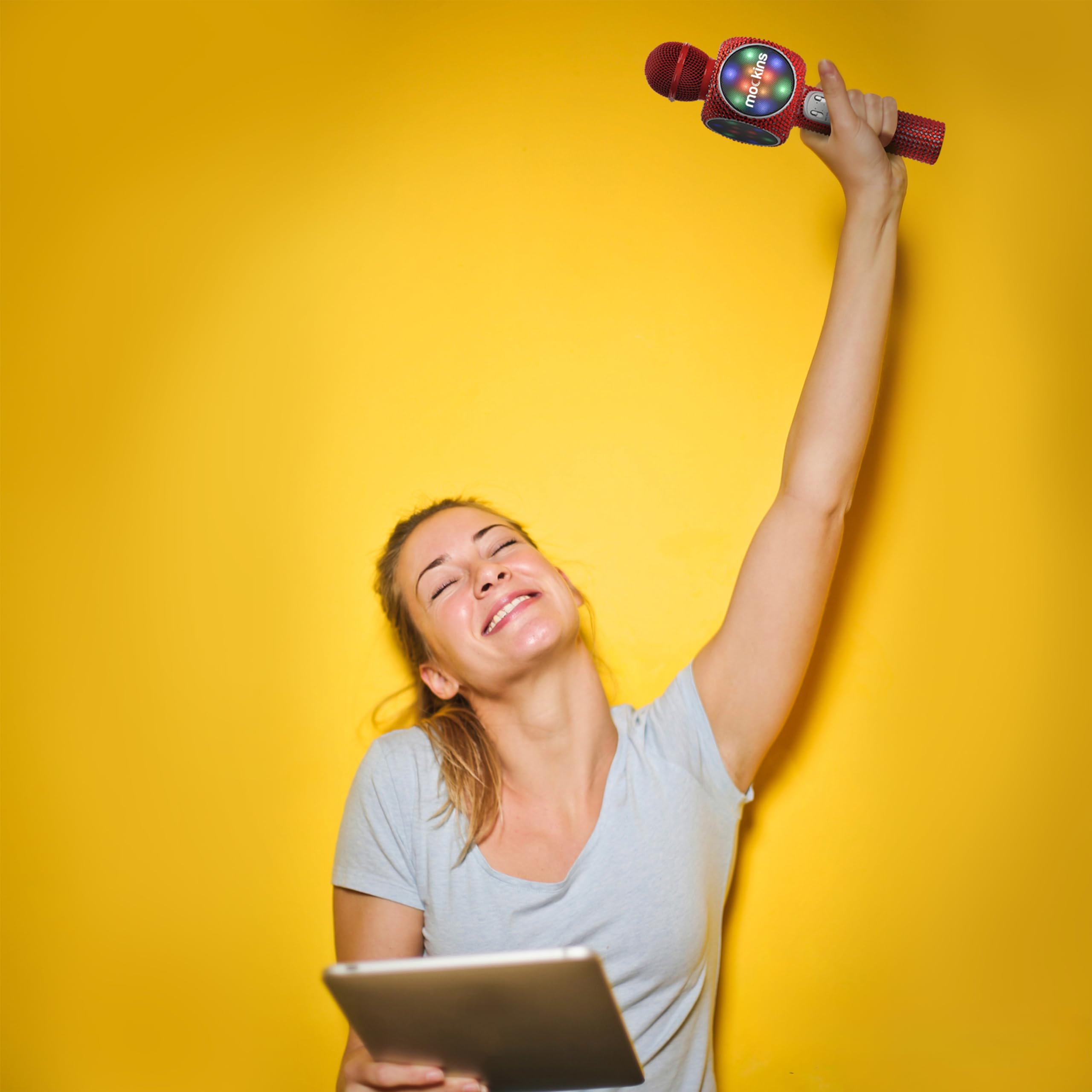 Mockins Micrófono de karaoke rojo brillante para niños, micrófono inalámbrico para karaoke con altavoz, cambiador de voz y luces LED coloridas, micrófono portátil para niños