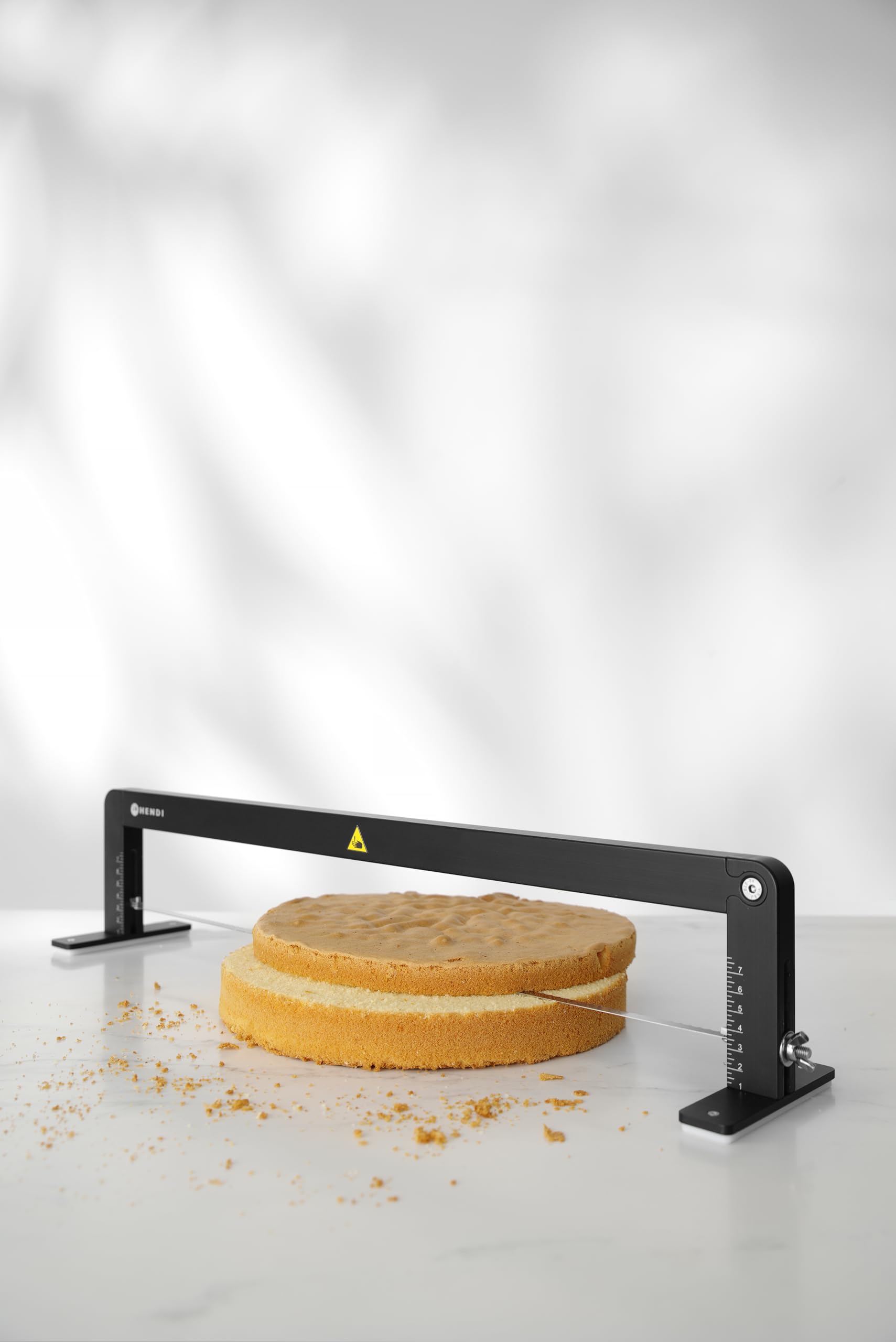 HENDI Sierra manual profesional de repostería, hoja ajustable, para cortar masa de tartas en capas, cortador, rebanadora, niveladora de biscocho, 620x120x(H)130mm, acero inoxidable, aluminio, negro