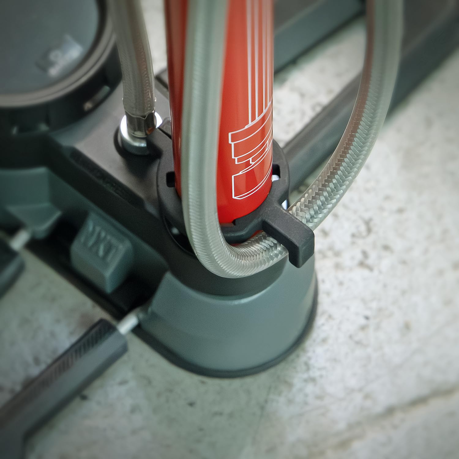 SKS Germany RENNKOMPRESSOR Suspension Dämpferpumpe | Standpumpe, digitales Hochdruckmanometer, Druckablass-Funktion, langer gummierter Stahlflex-Schlauch, Metallrohr & Alugussfuß