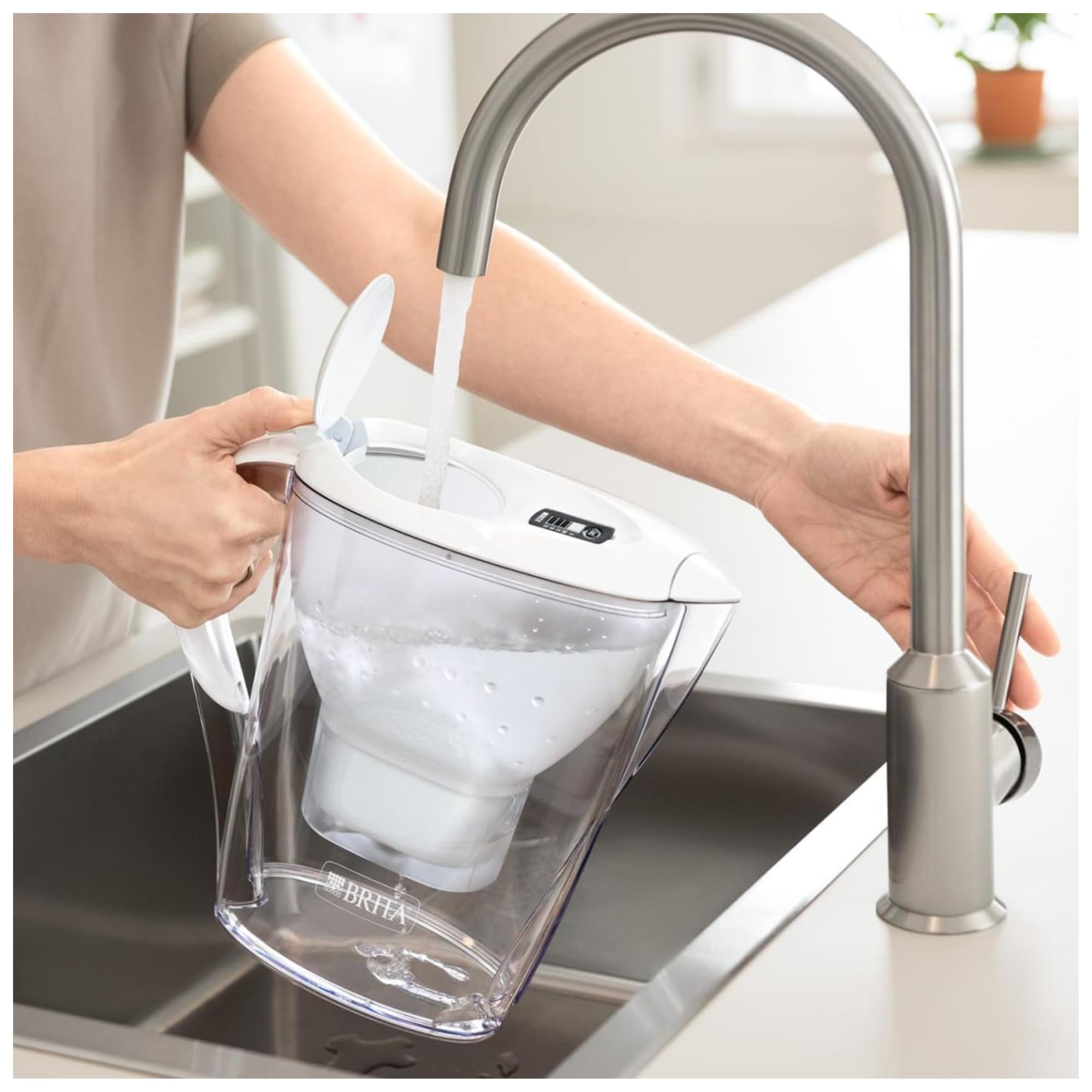 Caraffa Filtrante Marella per acqua, Bianco (2.4l) - incl. 1 Filtro MAXTRA PRO per la riduzione di cloro, calcare e impurità + Cartuccia filtro acqua MAXTRA PRO All-in-1 Confezione da 6 (semestrale)