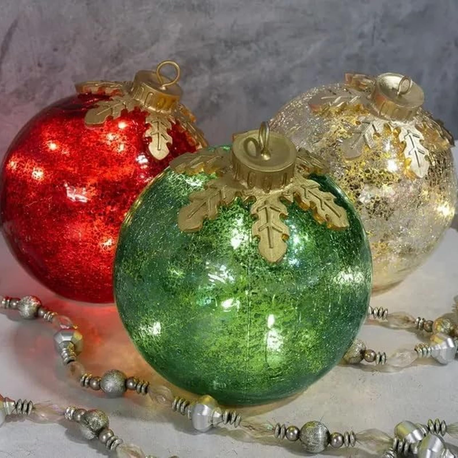 Ornements de Noël sur table en verre pour illuminer une table de fête sombre