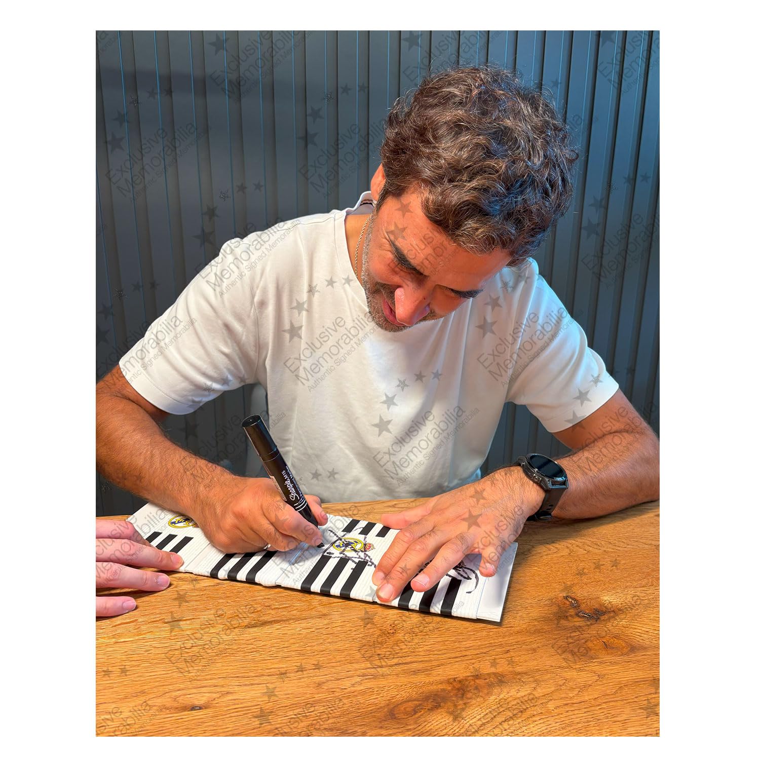 Fascia da capitano del Real Madrid autografata da Raul. Incorniciata.